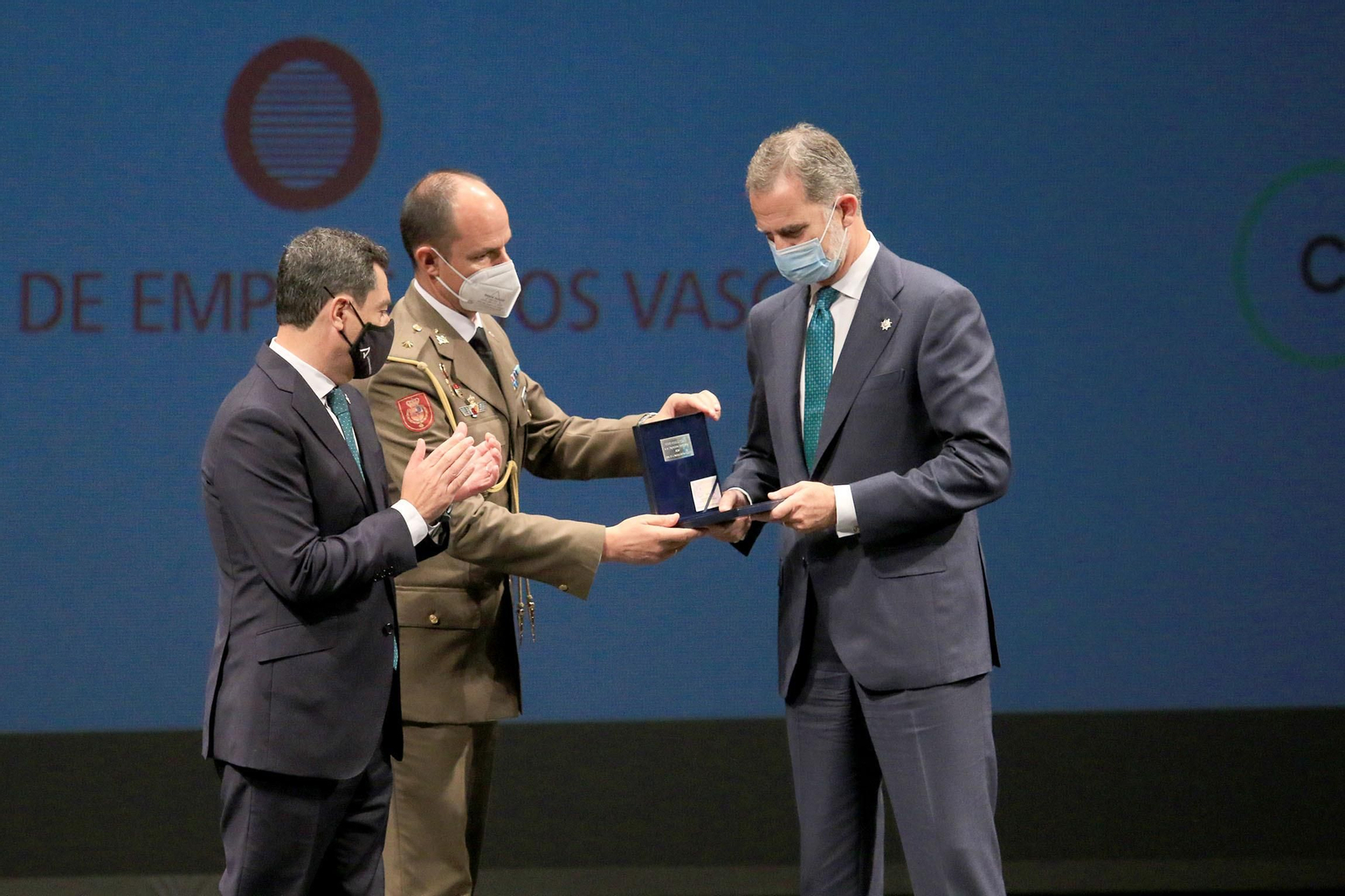 Fotogalería 'El Rey entrega el premio Reino de España a la Trayectora Empresarial a Paco Cosentino'