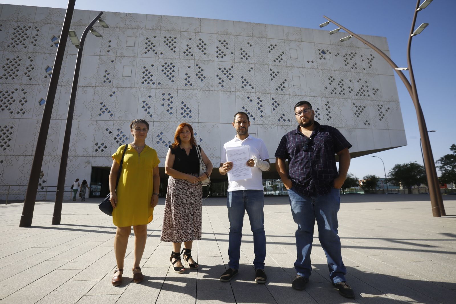 Representantes de IU Córdoba ante la Ciudad de la Justicia.