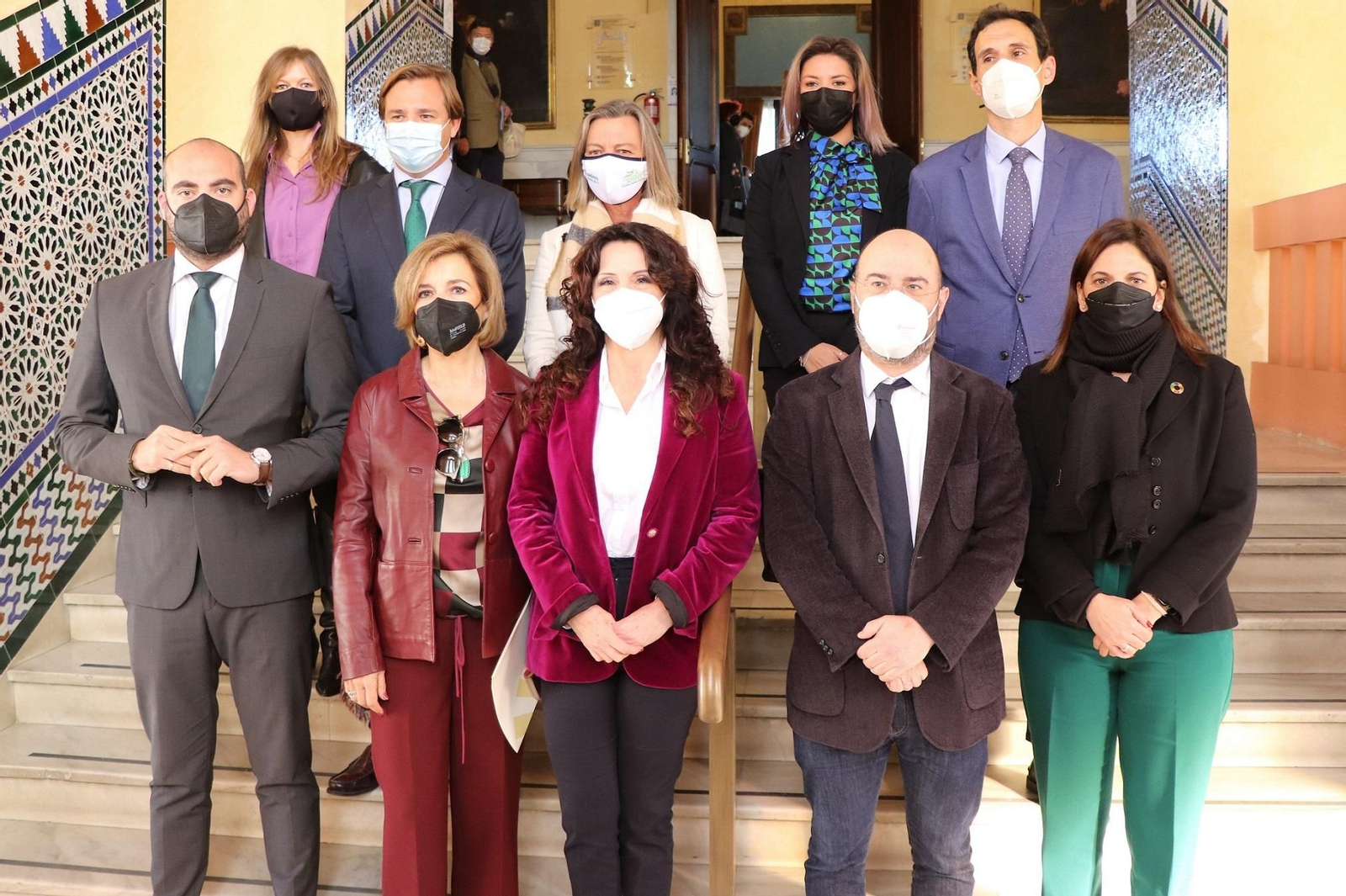 Rocío Ruiz, en el centro de la imagen, antes de inaugurar las jornadas en el Rectorado.