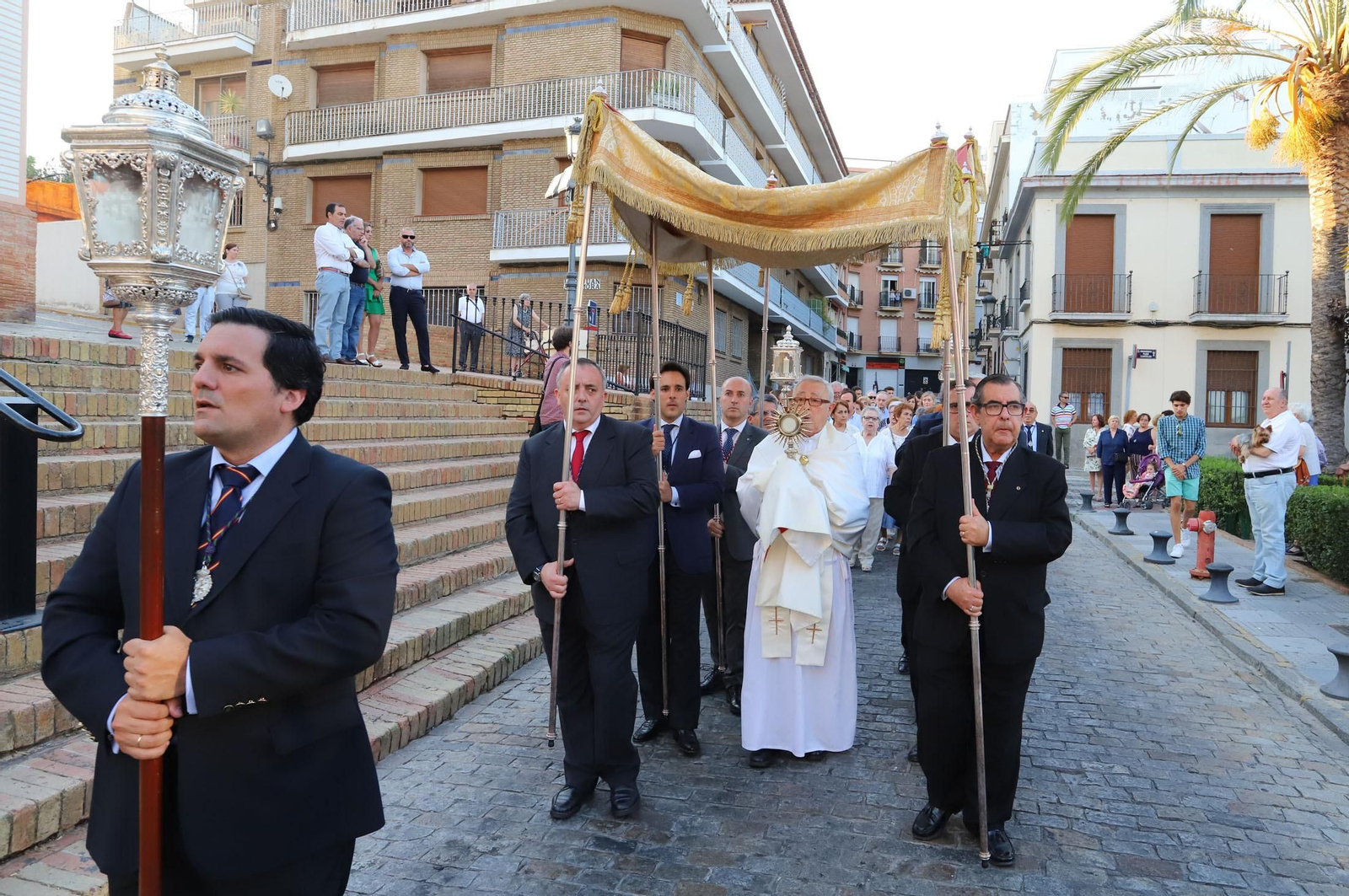 El Santísimo fue bajo palio. El Santísimo fue bajo palio.