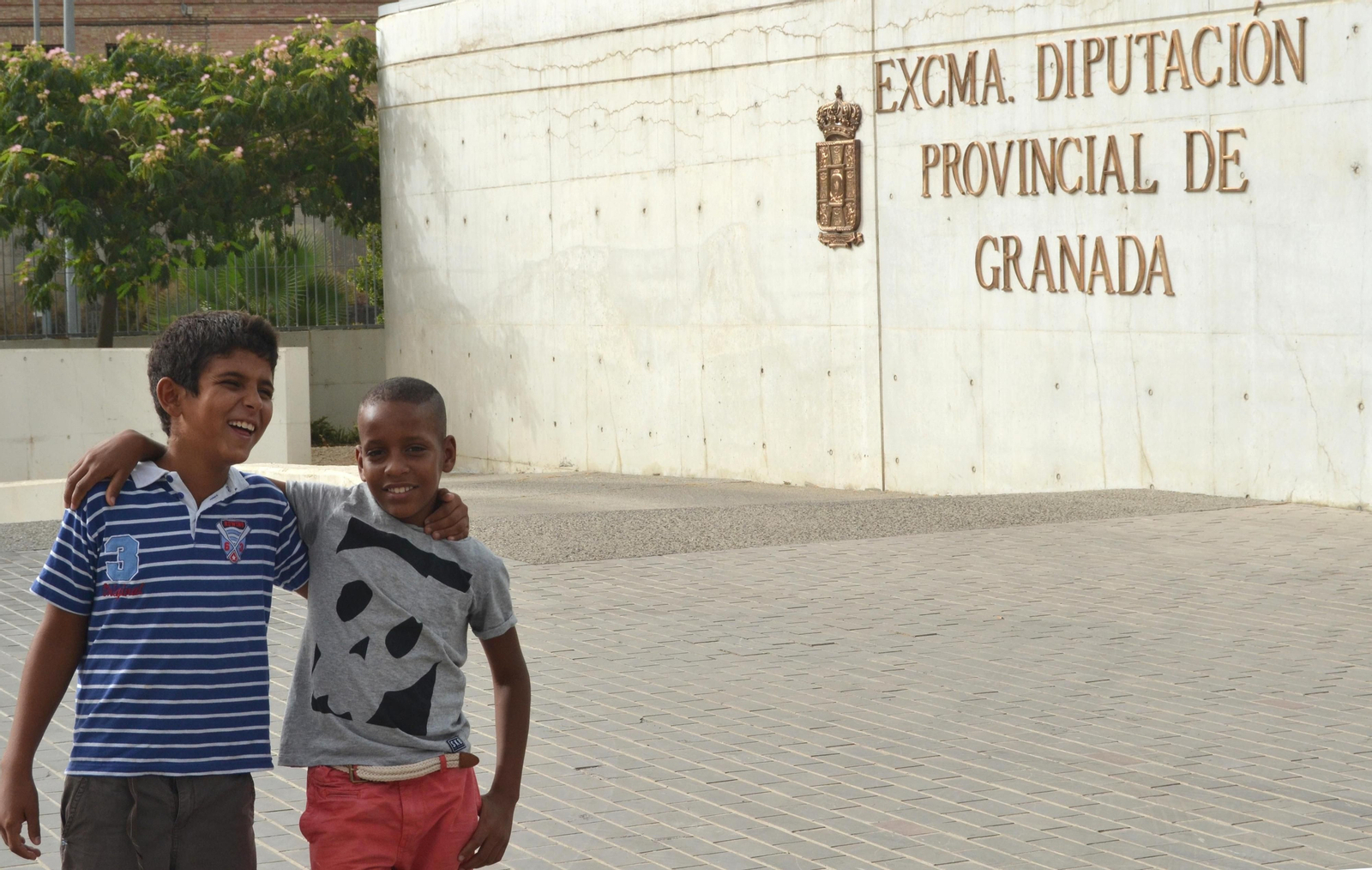 Imagen de archivo de unos niños saharauis a las puertas de la Diputación de Granada