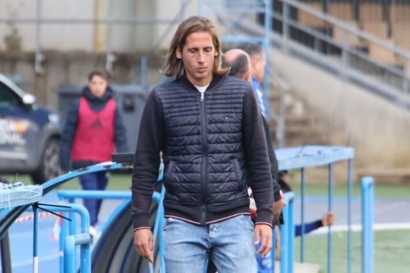 Checa, pensativo en un momento del partido contra el Bollullos.