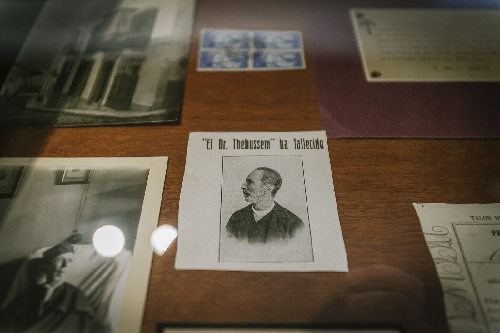 Algunos de los objetos y fotografías que integran la muestra en torno al Doctor Thebussem.