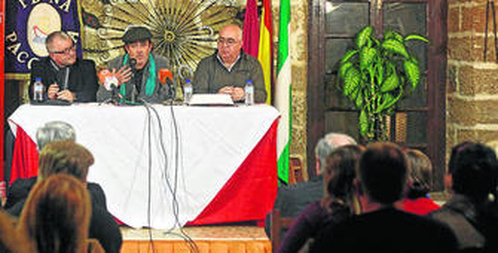 De izquierda a derecha Manolo Casal, Juan Carlos Aragón y Agustín Rubiales, representando al Aula de Cultura.