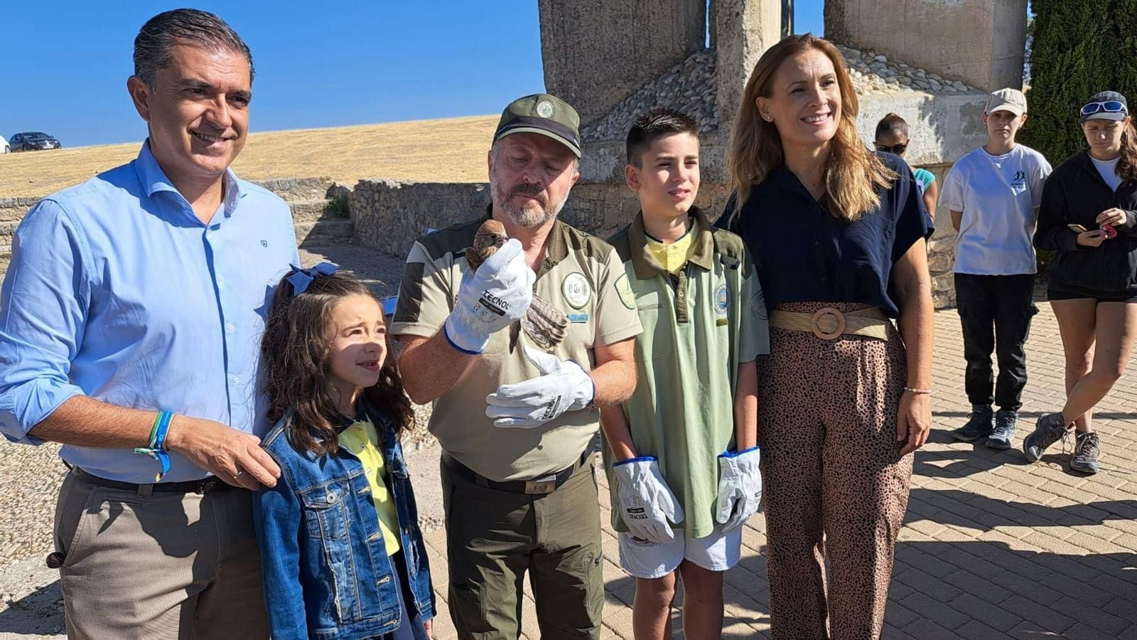 Suelta de uno de los ejemplares recuperados en el CREA Quiebrajano.