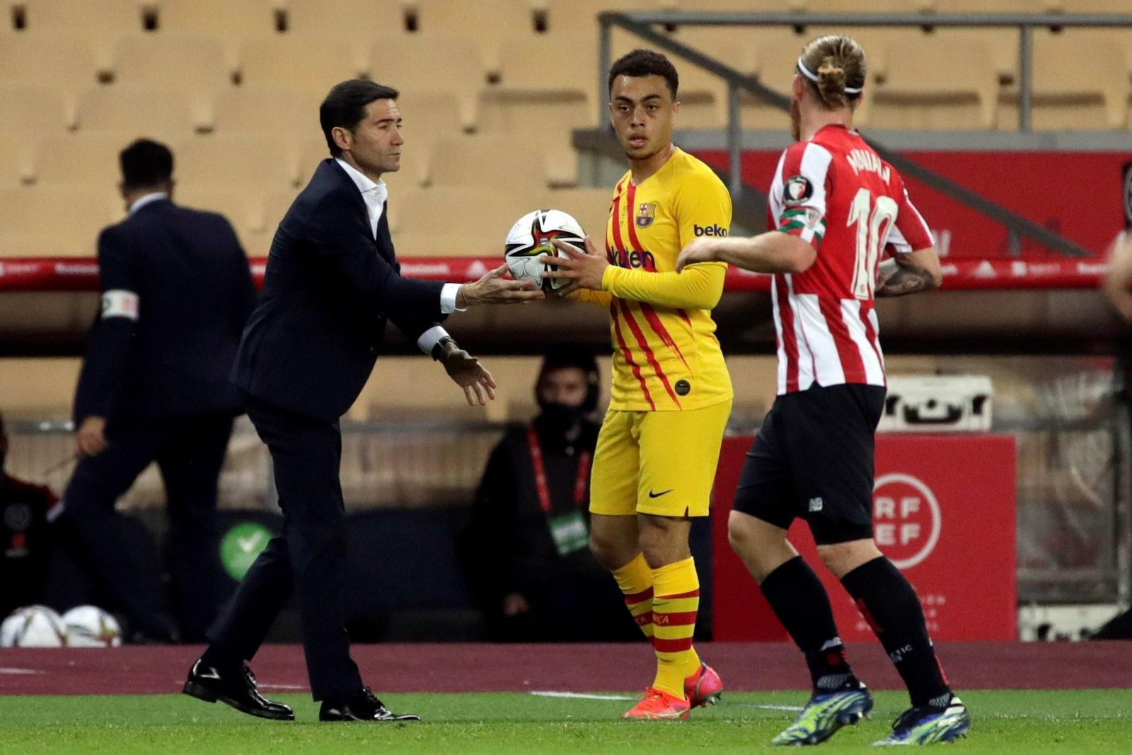 Marcelino le da el balón a Sergiño Dest ante Muniain en su última visita a Sevilla, la final de Copa ante el Barça.