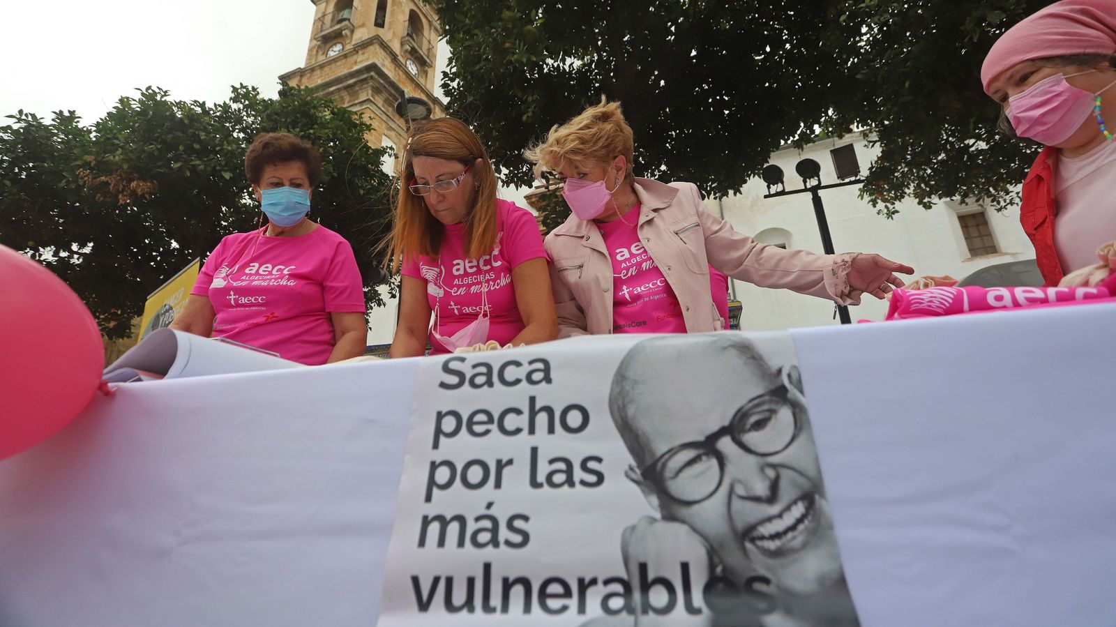 Fotos de la celebración del Día Mundial Contra el Cáncer de Mama en Algeciras