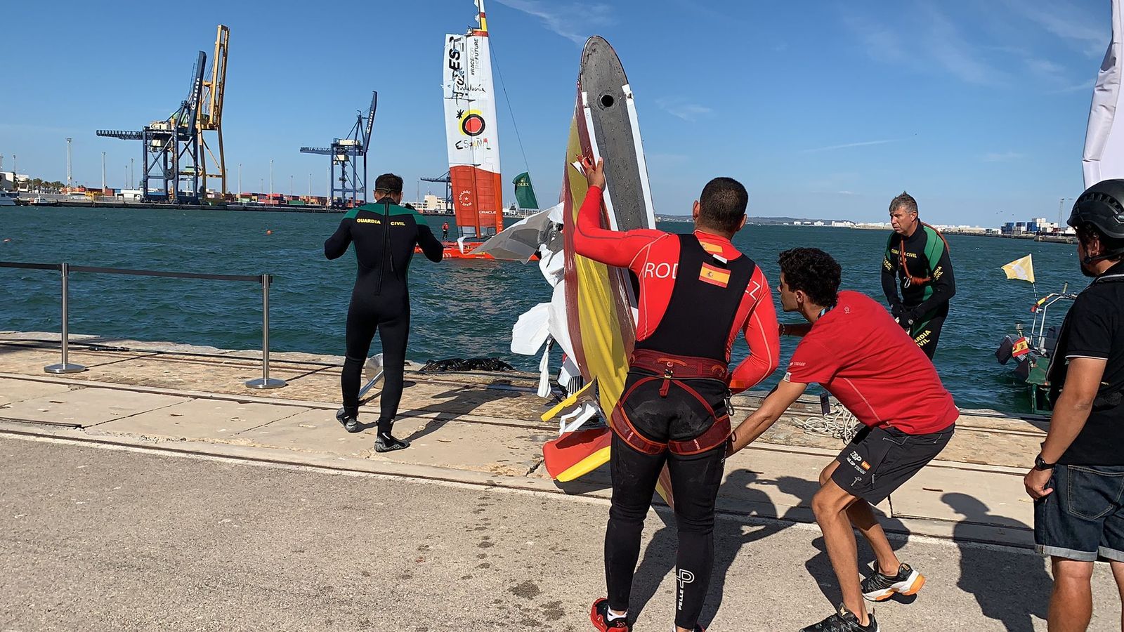 Imágenes: Buzos de la Guardia Civil sacan del mar parte de la embarcación del equipo español de SailGP