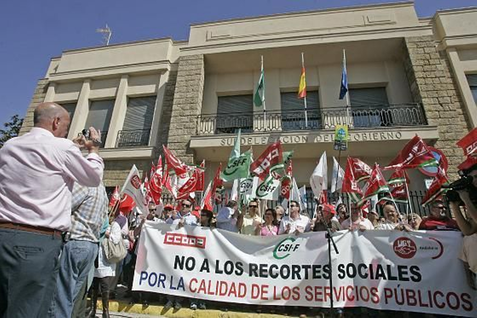 Unos 600 funcionarios se concentraron hoy como protesta por el plan de recortes del Gobierno. 

Foto: Jesus Marin