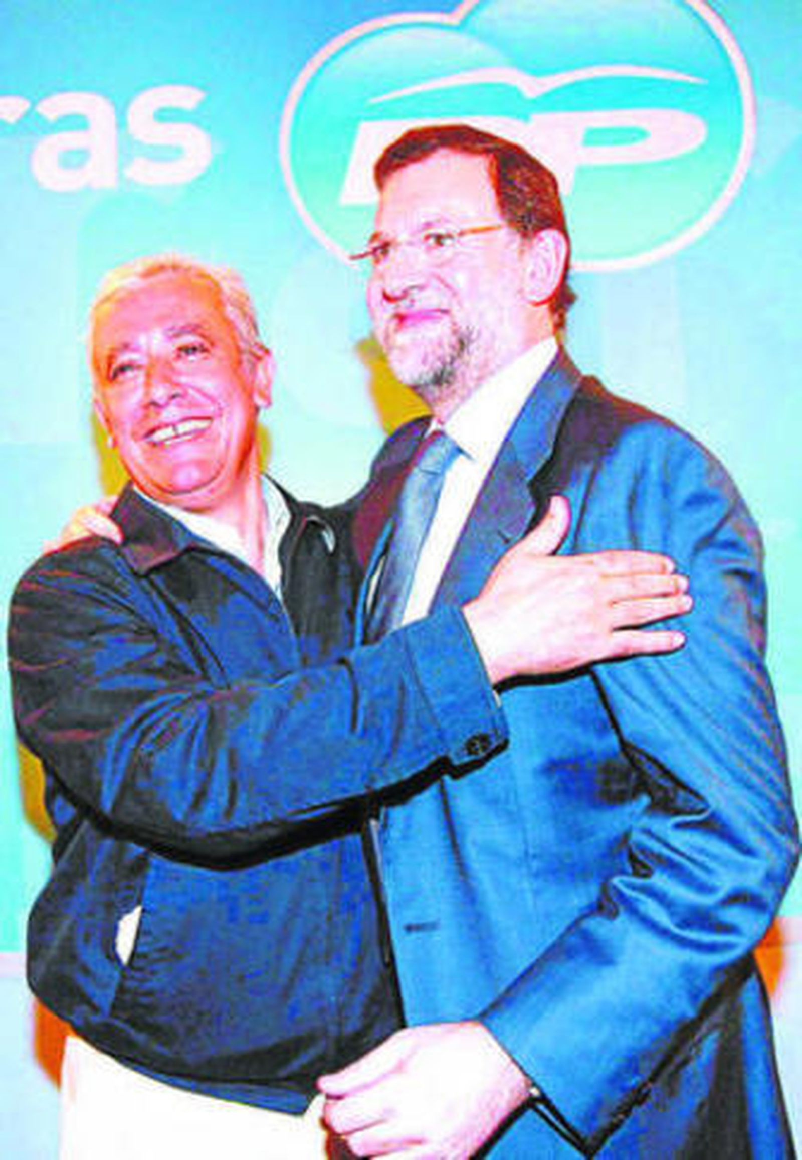 Javier Arenas abraza a Mariano Rajoy.