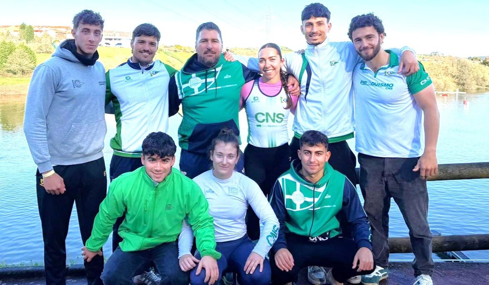 Los miembros del Náutico Sevilla posan en Trasona durante el Selectivo nacional de sprint olímpico.
