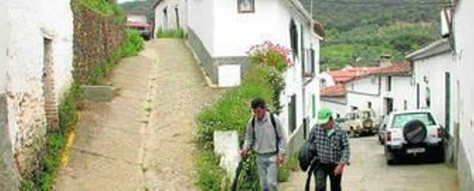 1. La localidad de Valdelarco. 2. Castaño del Robledo. 3. Castañares junto a la carretera. 4. Valdelarco. 5. Galaroza.  6. Una muestra de la castaña escapada.                   7. Los Marines. 8. Fuenteheridos.
