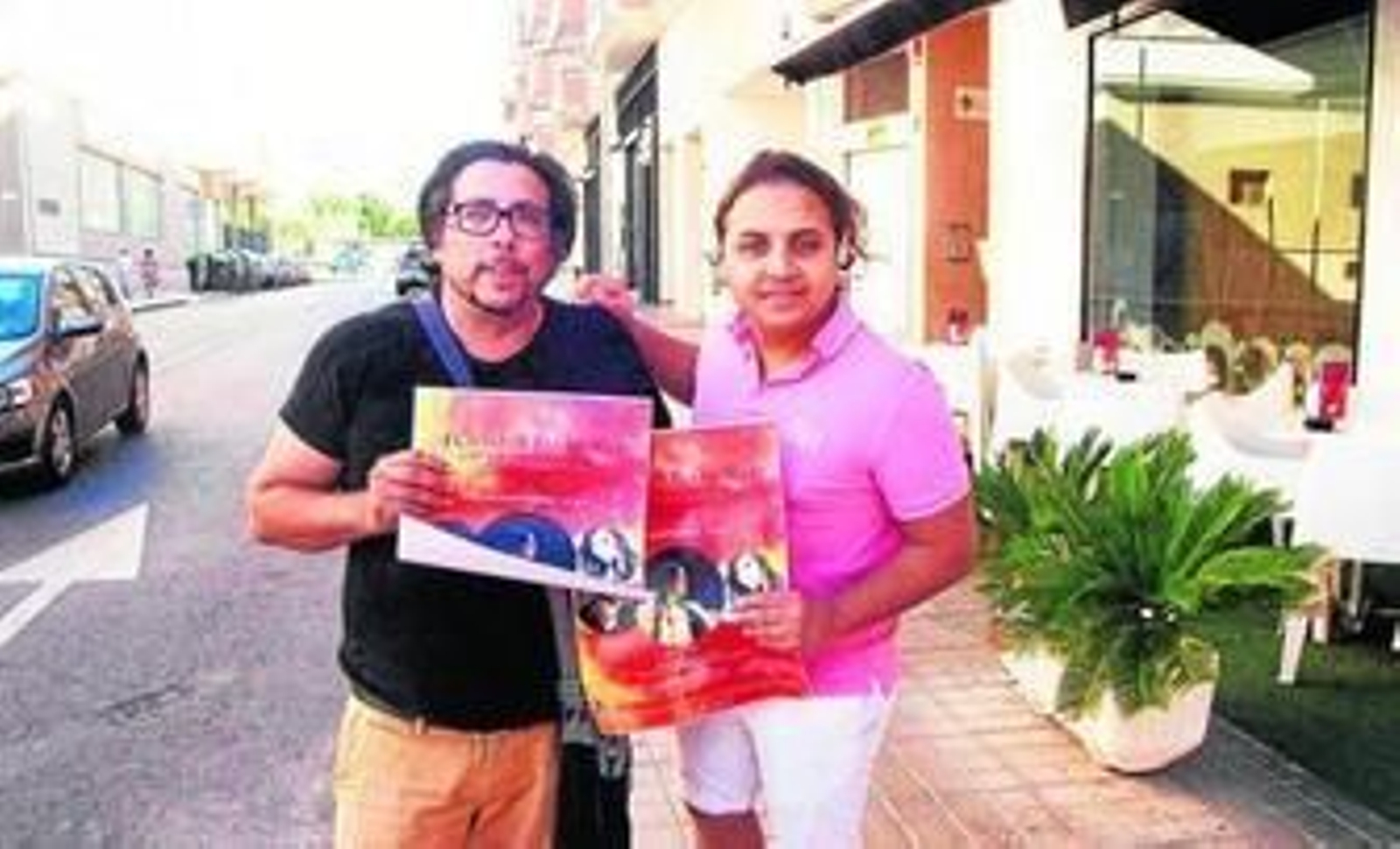 Tomás Santiago Chules y Kiki Cortiñas con el cartel del recital flamenco del próximo viernes.