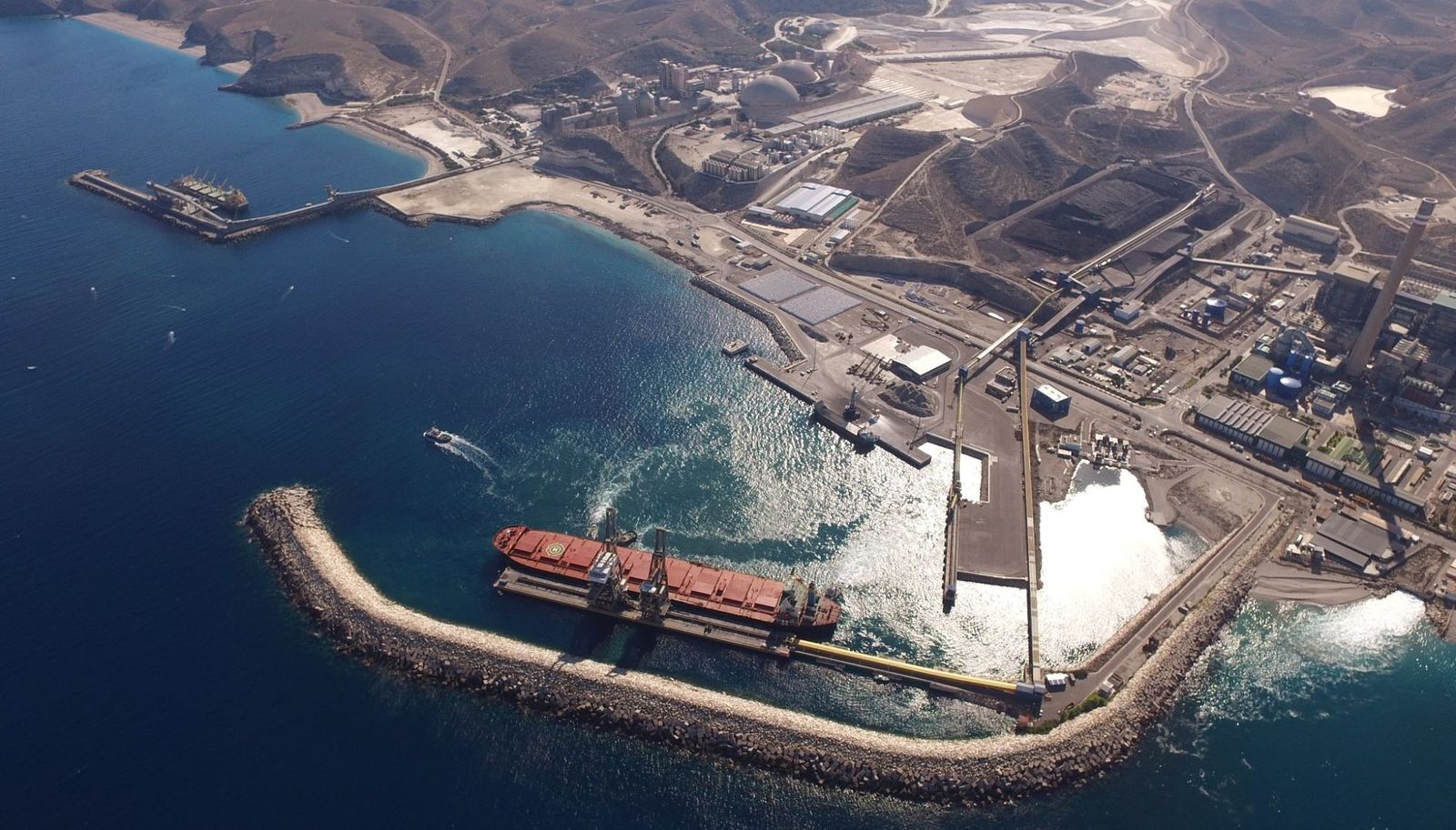 Imagen desde el aire del Puerto de Carboneras, que gestiona la APA.