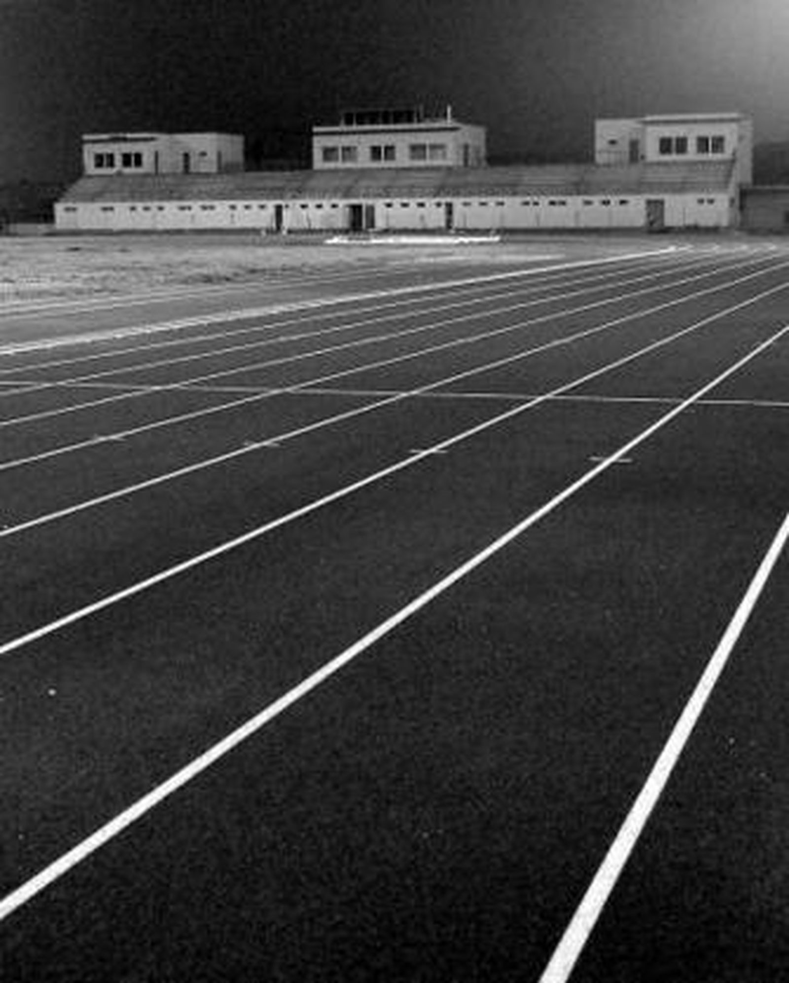 La pista de atletismo, con el edificio de vestuarios al fondo.