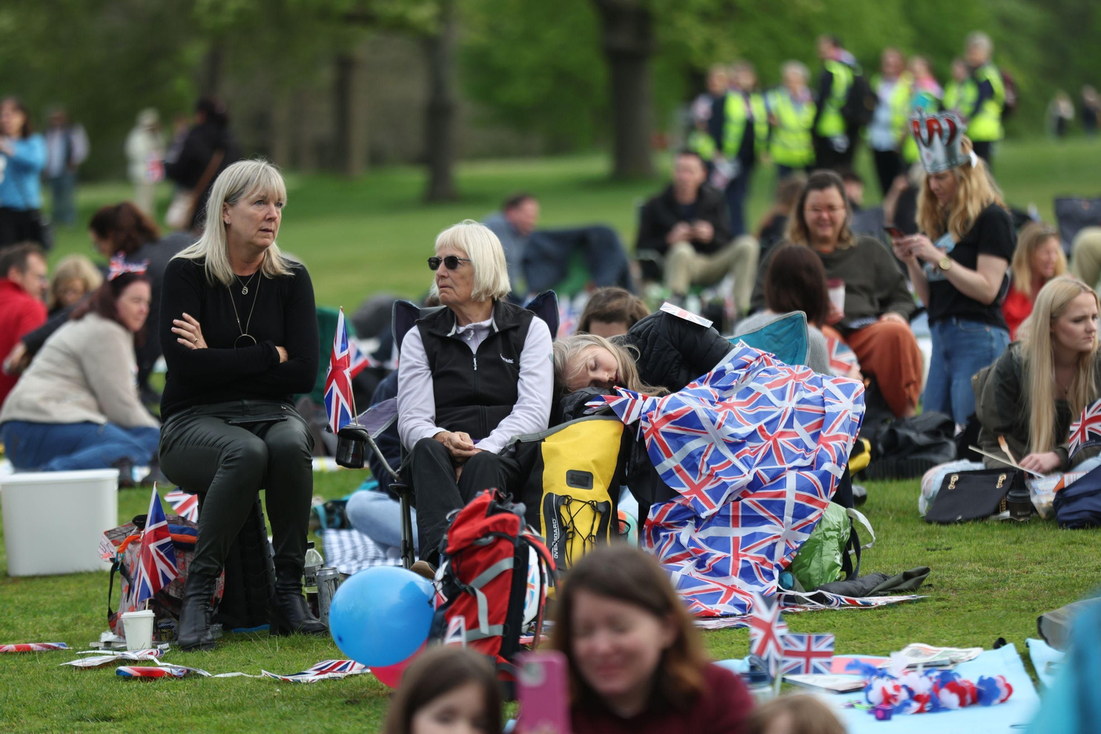 Los ciudadanos apoyan a Carlos III en el día de su coronación