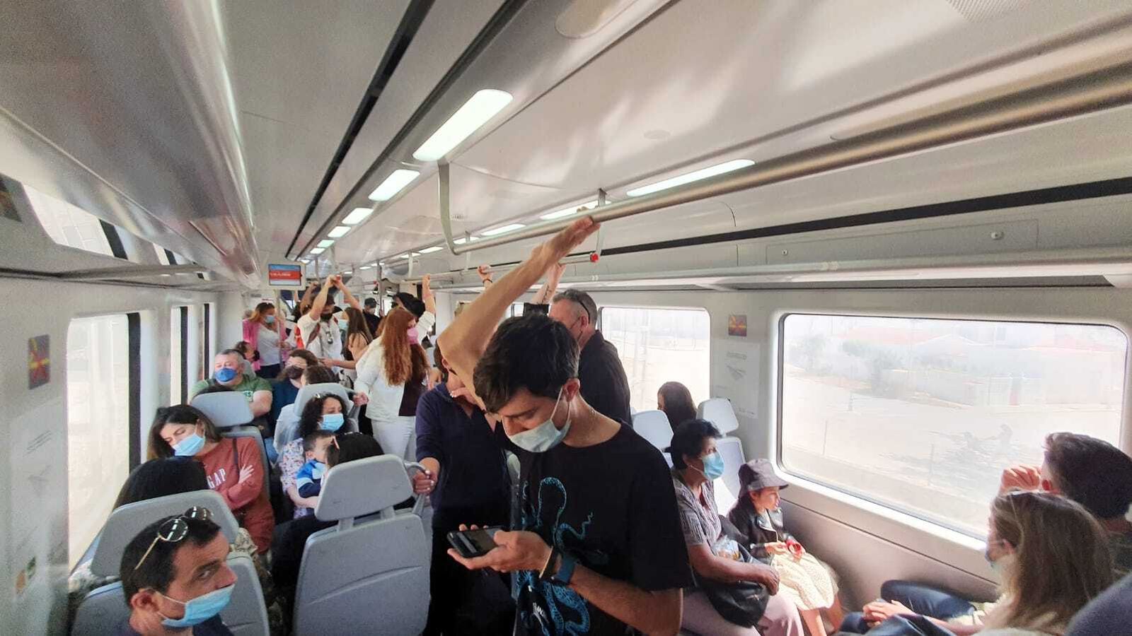 Viajeros en el interior de un tren de Cercanías.
