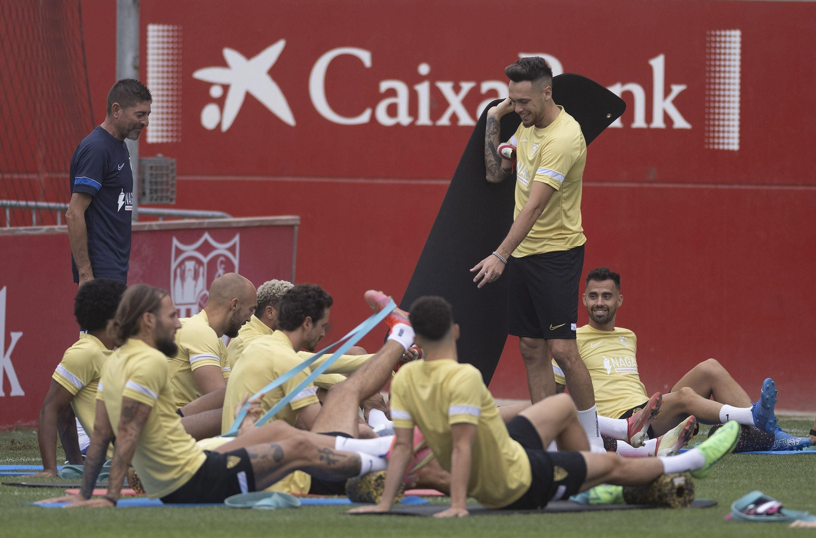 Varios jugadores del Sevilla en la ciudad deportiva.