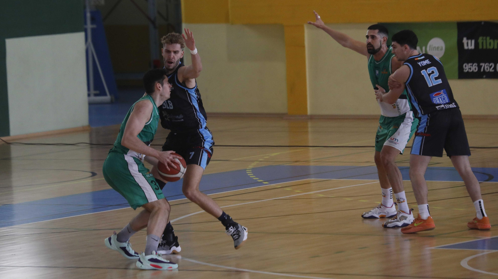 Lawrence Slim (7), el mejor de los de casa, en  una acción defensiva