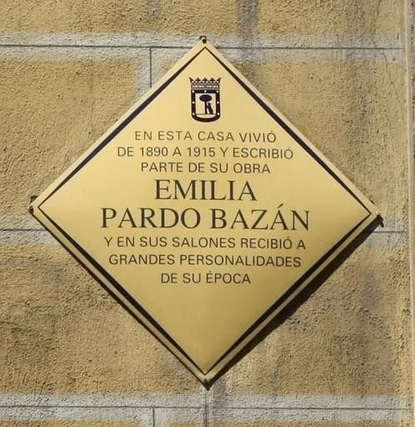 Placa que recuerda la casa donde vivió en Madrid, calle San Bernardo 35.