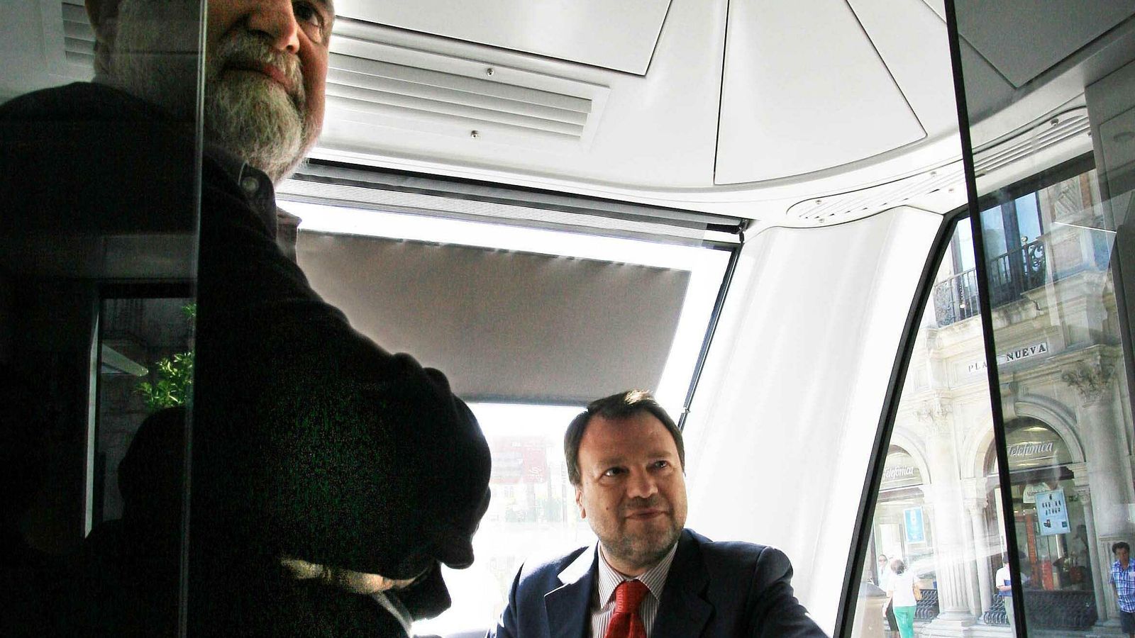 2009: Monteseirín y Torrijos visitan el tranvía. Ambos en la cabina del Metrocentro.