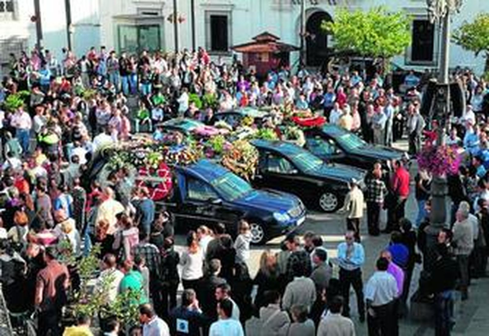 La plaza se quedó pequeña para acoger a los miles de cartayeros que se congregaron alrededor de la iglesia para acudir al sepelio.