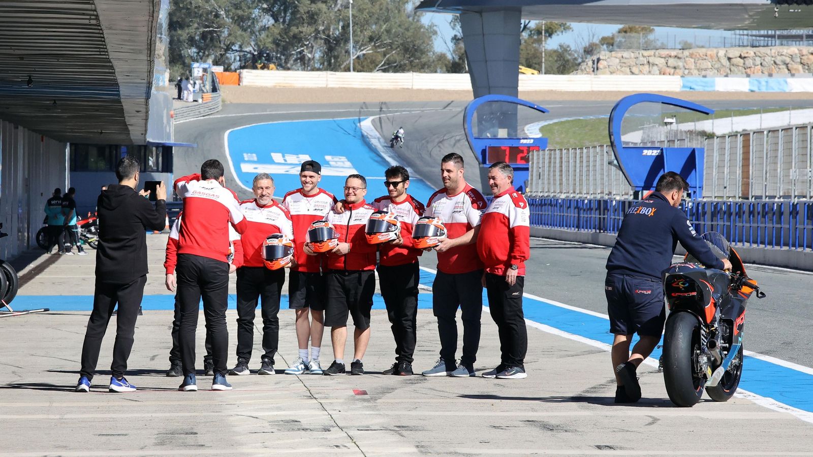 El equipo de Aspar, posando en el ‘pit-lane’; al fondo, la curva 1, sin gradas para ampliar la escapatoria. El equipo de Aspar, posando en el ‘pit-lane’; al fondo, la curva 1, sin gradas para ampliar la escapatoria.