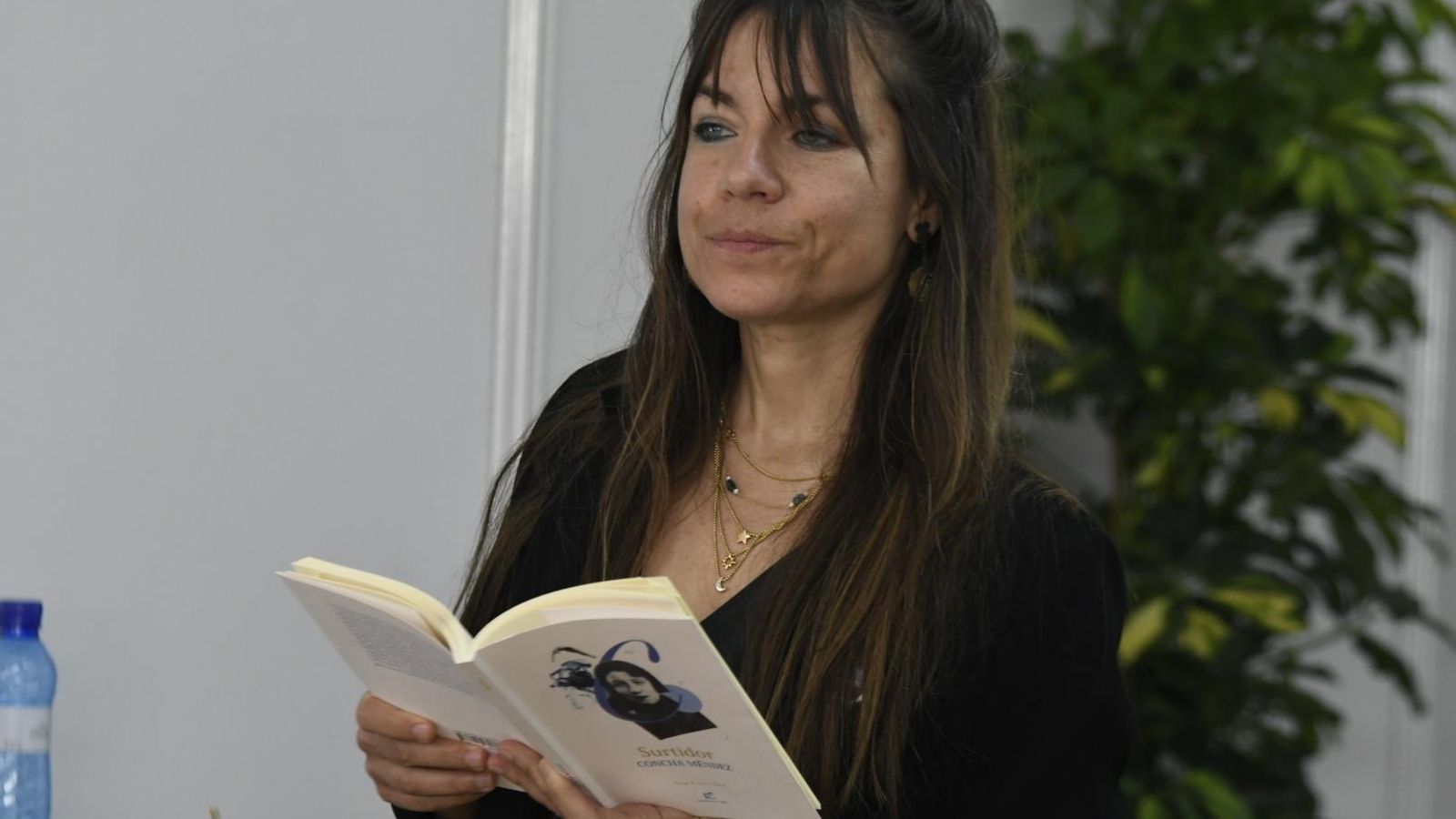 Nieves Muriel recita algunos poemas de 'Surtidor' de Concha Méndez.