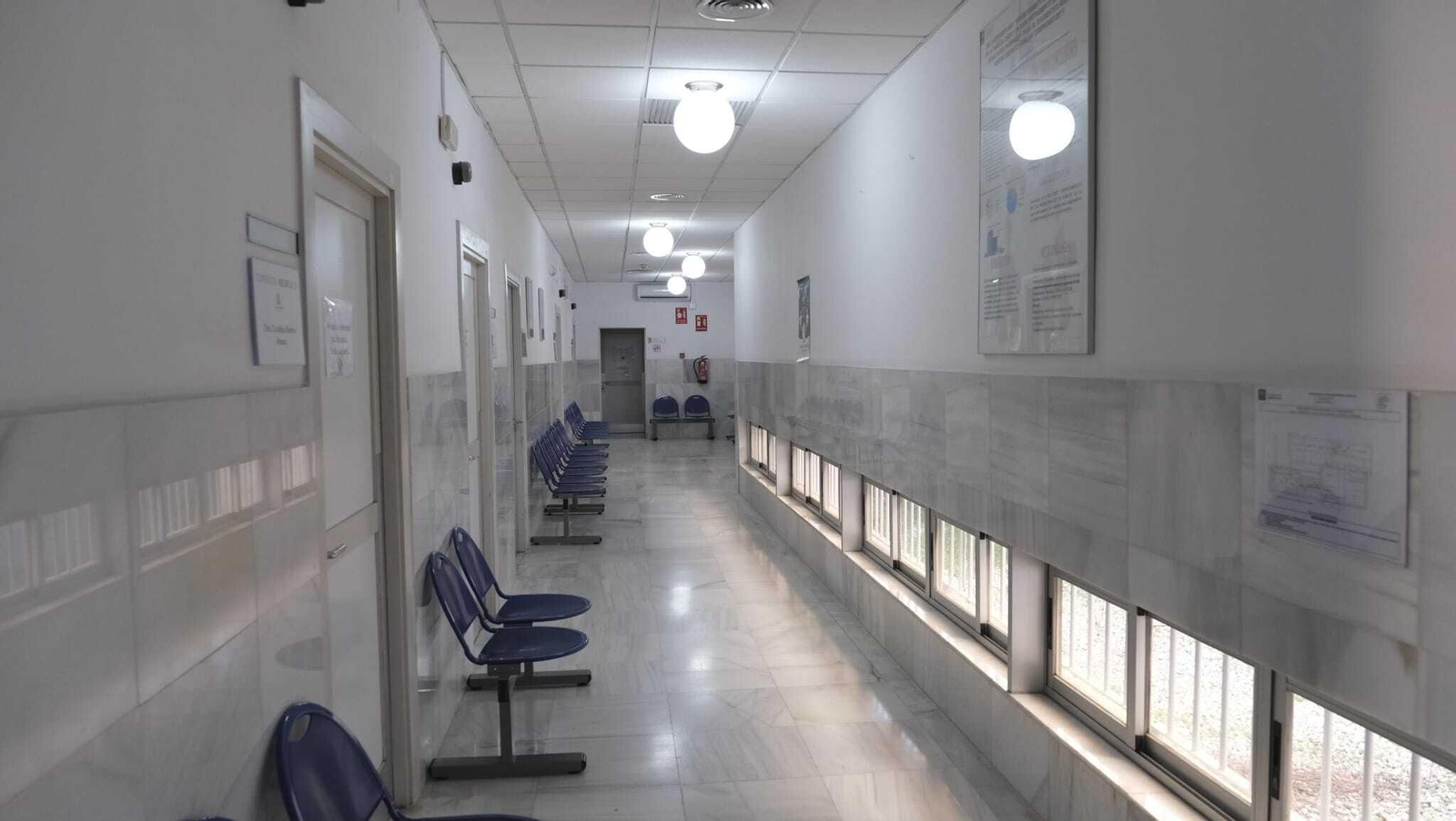 Pasillo de un centro de salud de Almería completamente vacío.