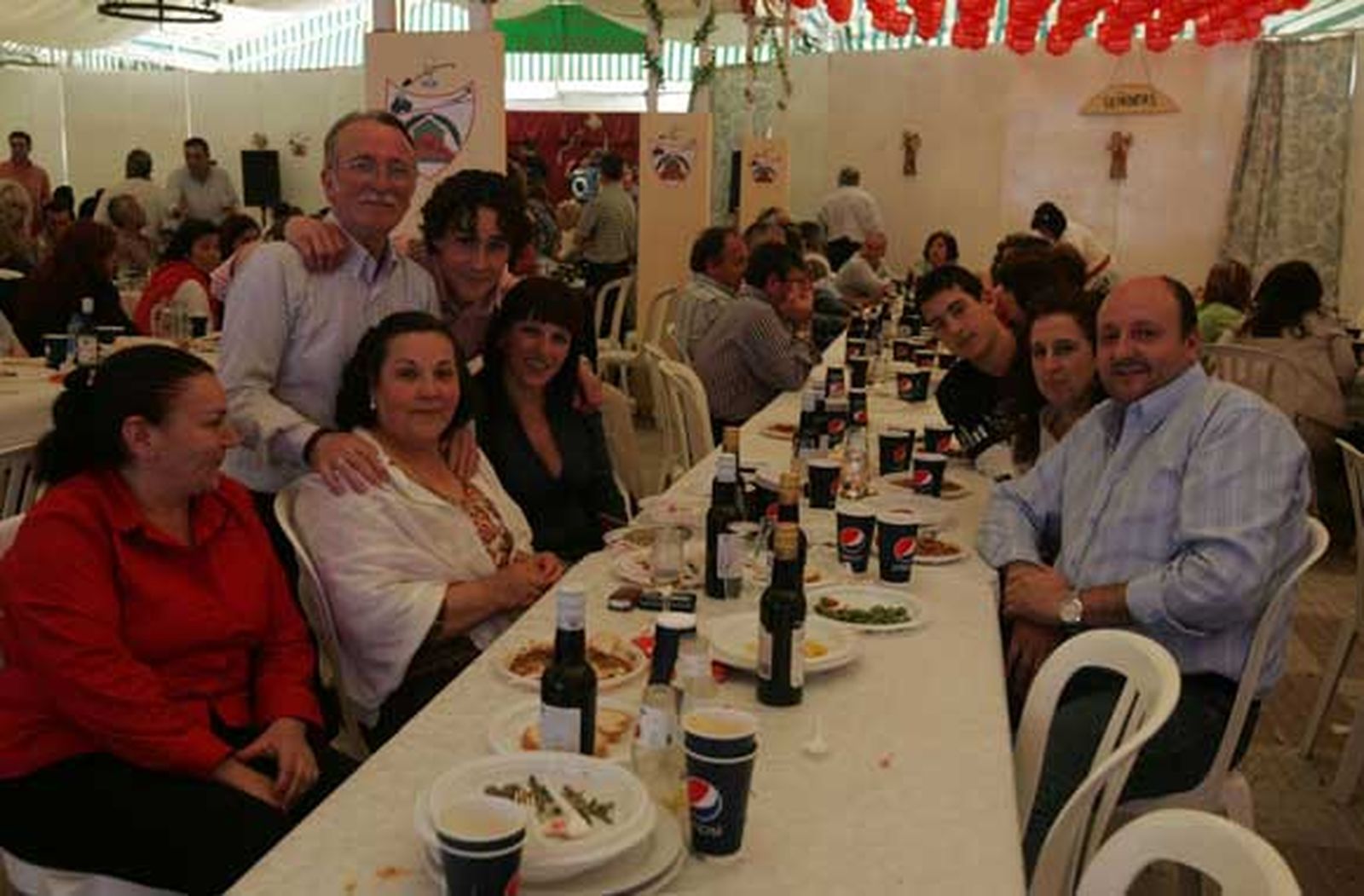 Cientos de personas acuden a las casetas para poner los últimos farolillos y disfrutar de los almuerzos de socios. Las Fiestas Patronales de San Isidro Labrador se abren hoy tras la coronación y la cabalgata

Foto: Jose Maria Qui?s