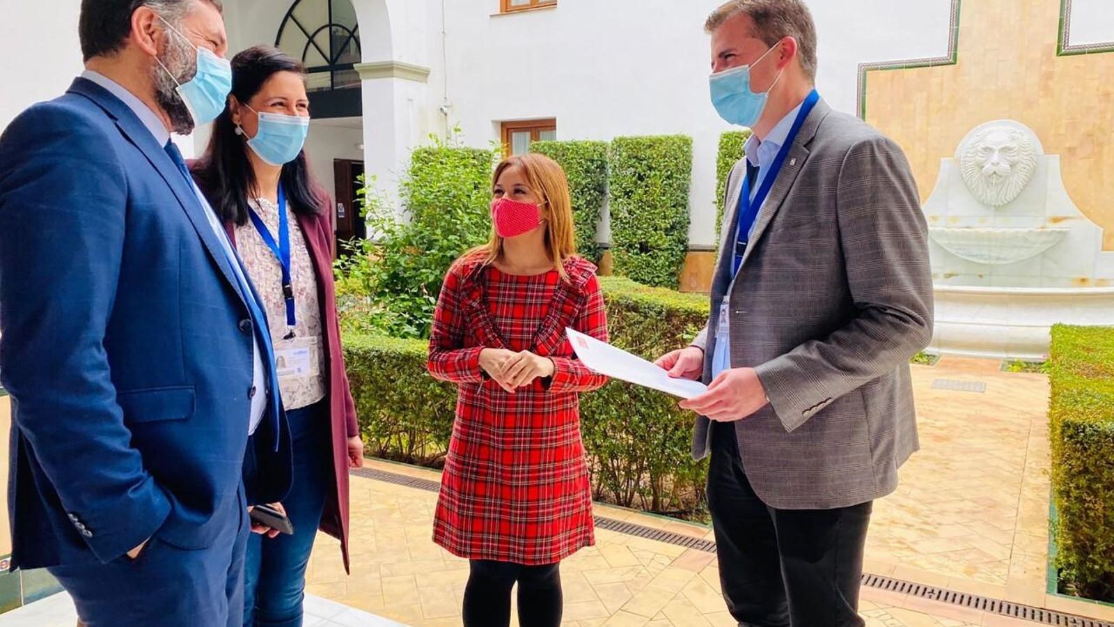 El alcalde de Estepa, Antonio Muñoz Quirós, con responsables del grupo socialista en el Parlamento andaluz.