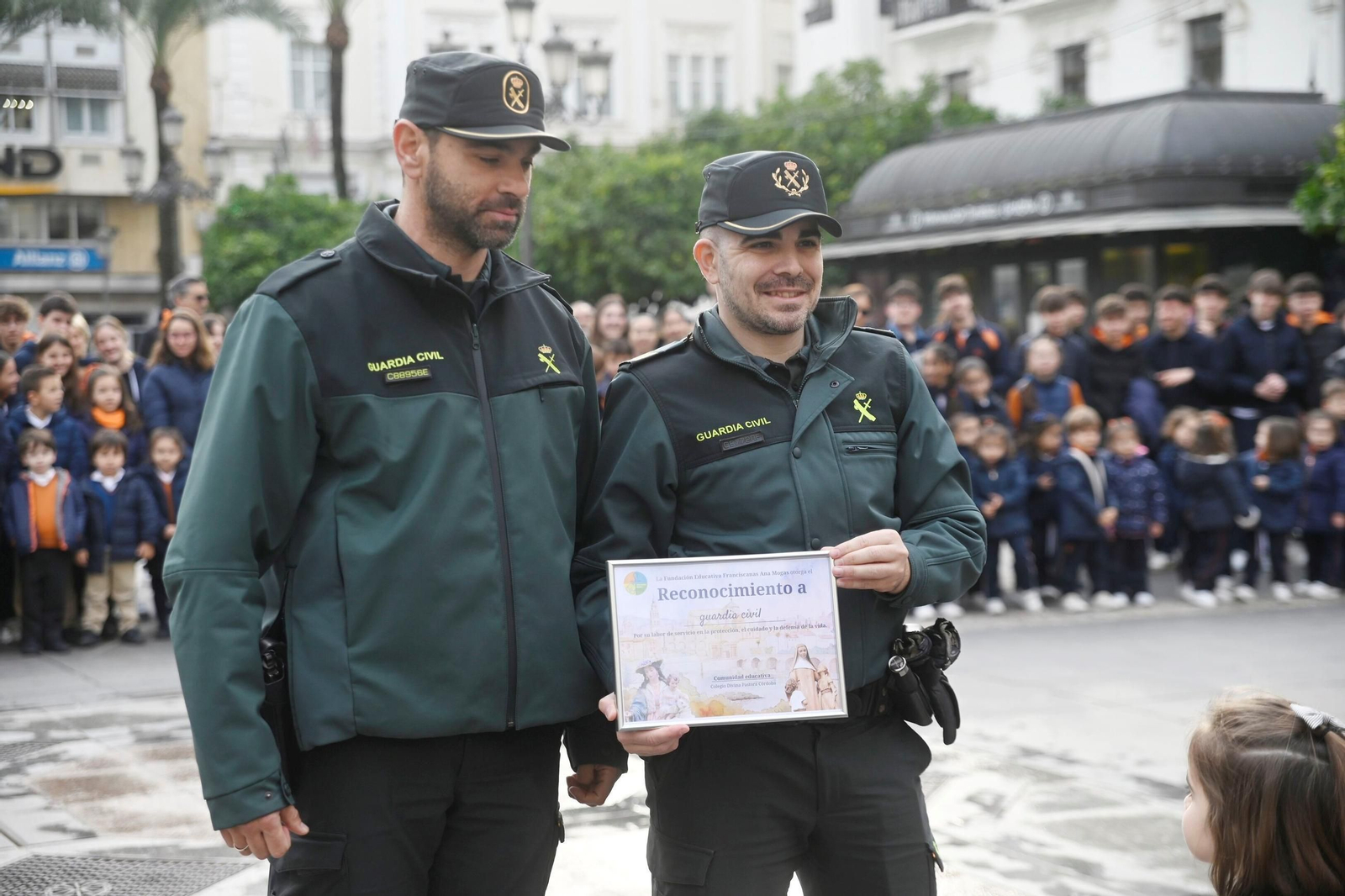 El reconocimiento del colegio Divina Pastora a los colectivos que protegen a los demás, en imágenes