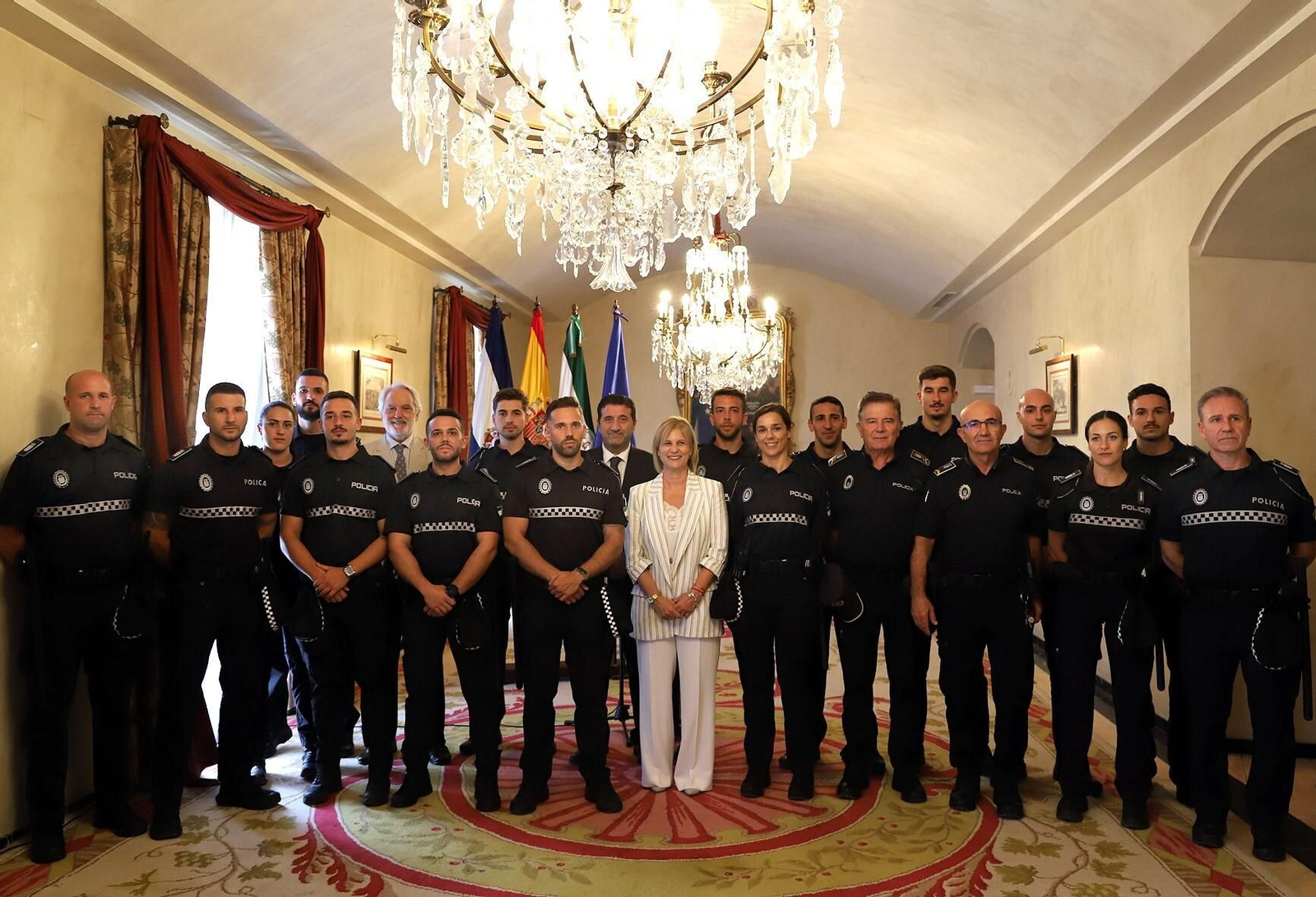 Pelayo con los agentes de nueva incorporación en la plantilla de la Policía Local de Jerez.