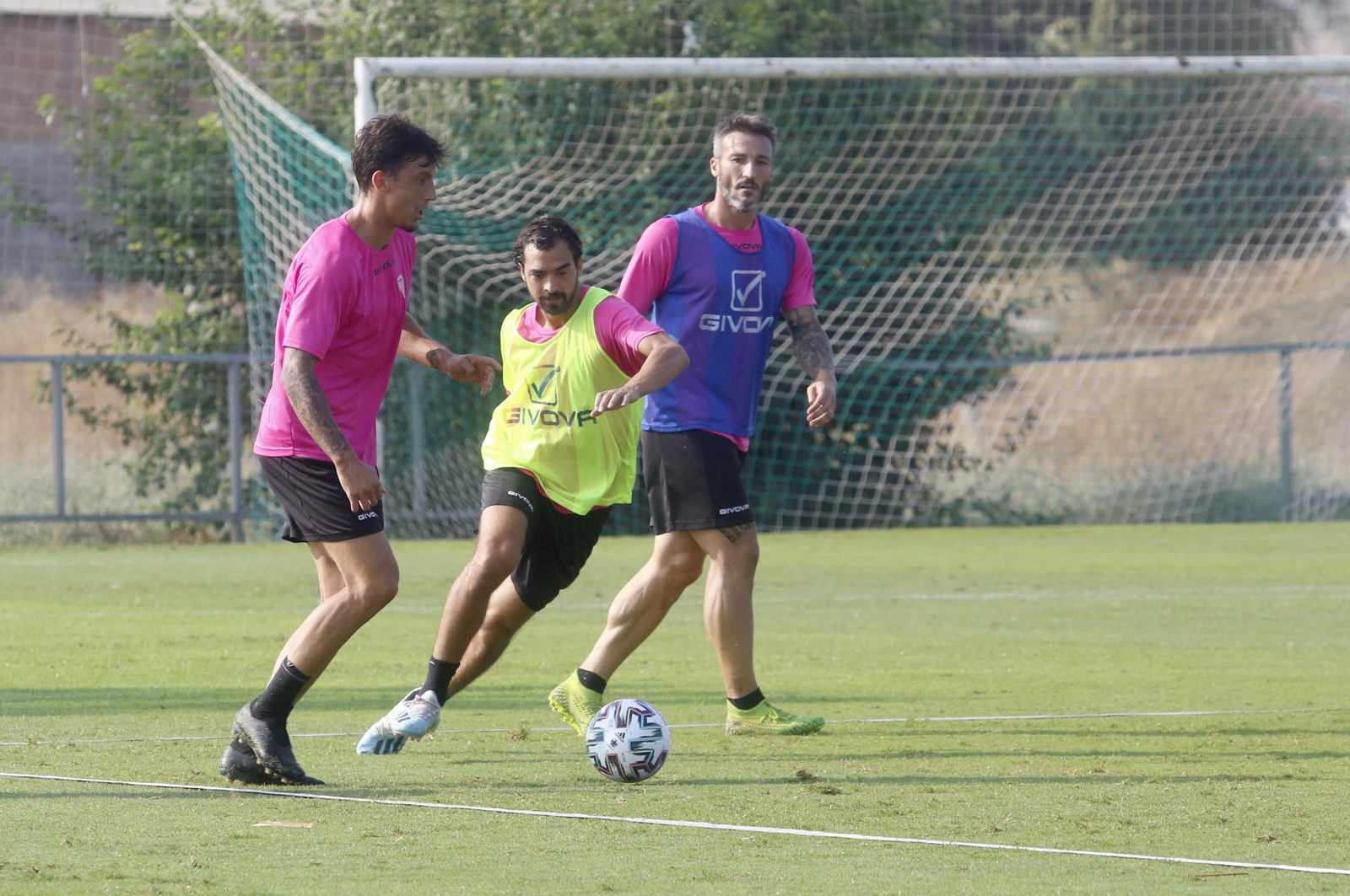 Manu Farrando controla el balón en un entrenamiento ante De las Cuevas y Piovaccari.