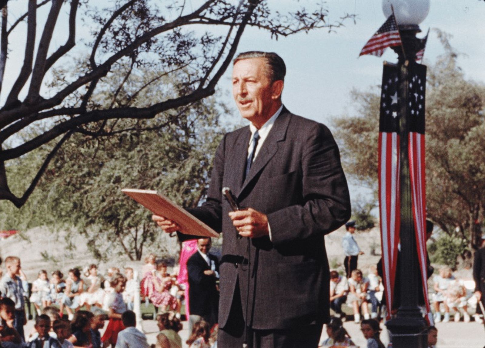 Walt Disney en la inauguración del primer parque, en California, en 1955
