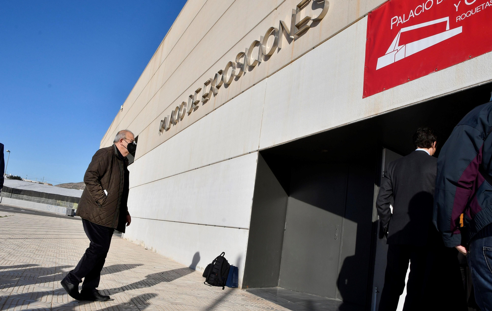 El exalcalde de El Ejido, Juan Enciso, llega al palacio de exposiciones y congresos de Aguadulce.
