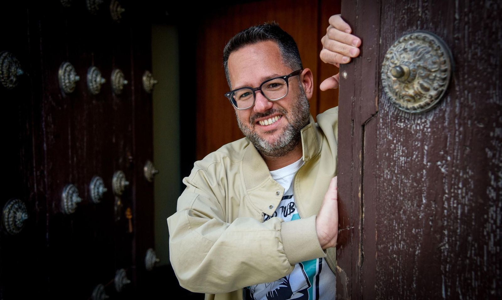 José Ignacio García en la puerta de entrada de los diputados al Parlamento de Andalucía.