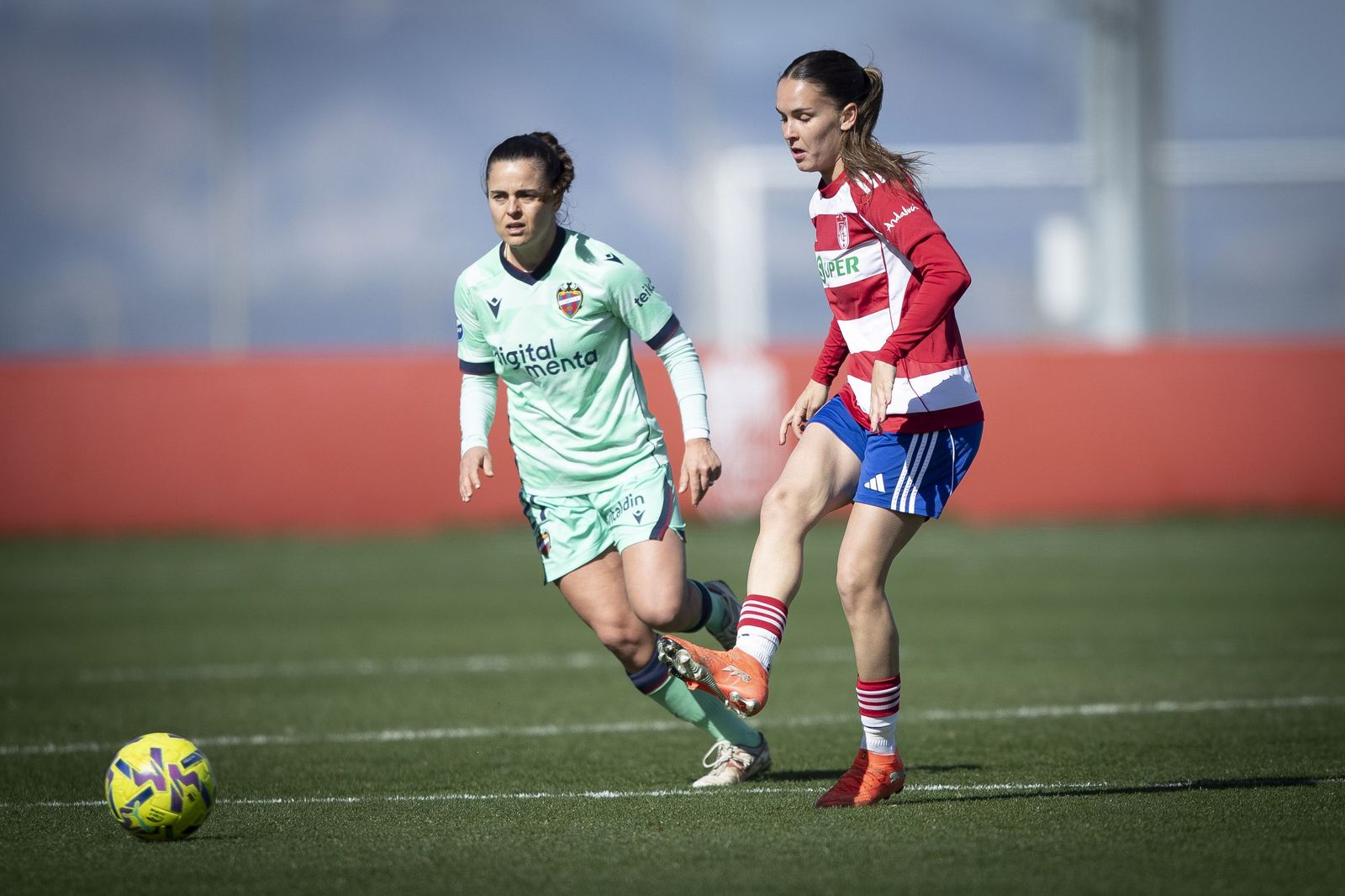 Un ataque del Granada en el anterior partido ante el Levante