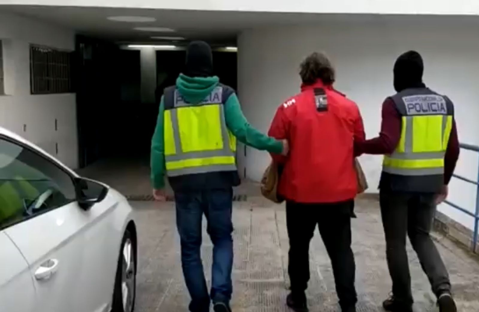 Dos agentes acompañan a Sito Miñanco a su llegada a la Comisaría de Algeciras, el pasado lunes.