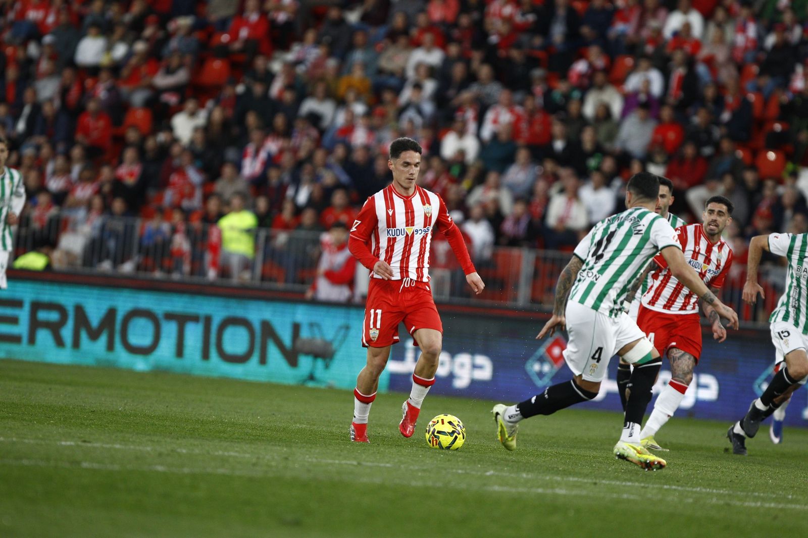 Arribas encara a un rival durante un encuentro de los rojiblancos en el Estadio de los Juegos Mediterráneos.