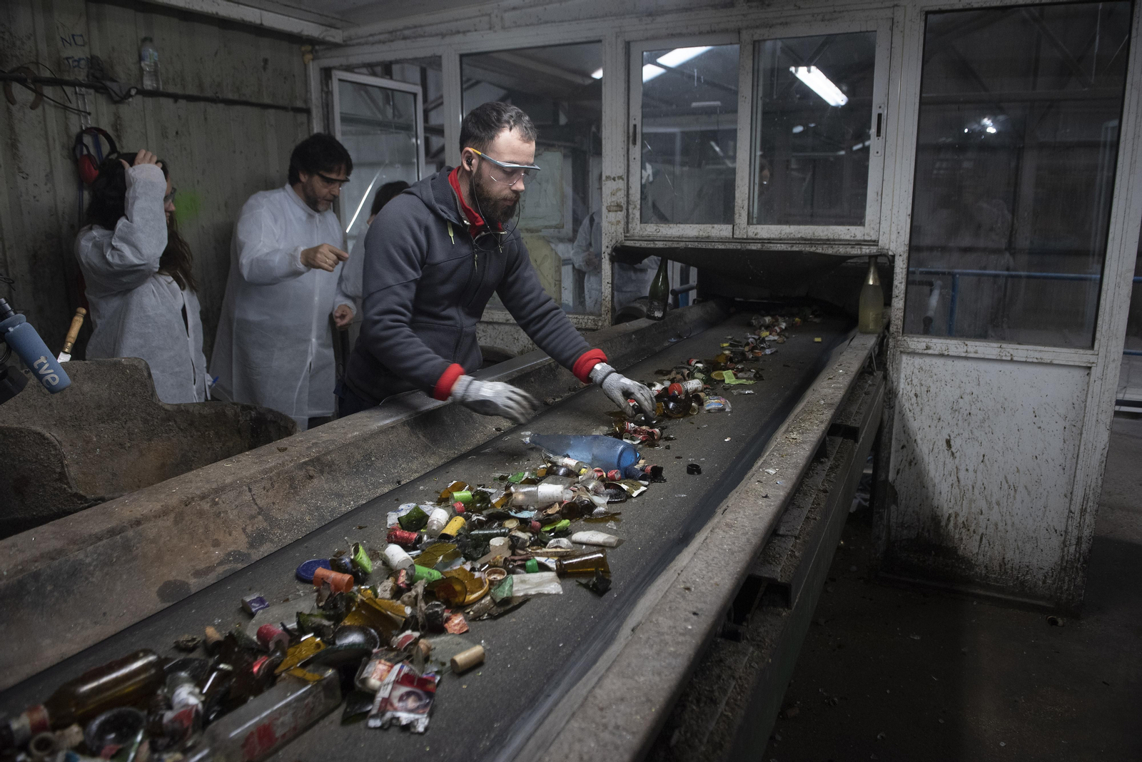 El corazón de una planta de reciclaje de vidrio, en imágenes