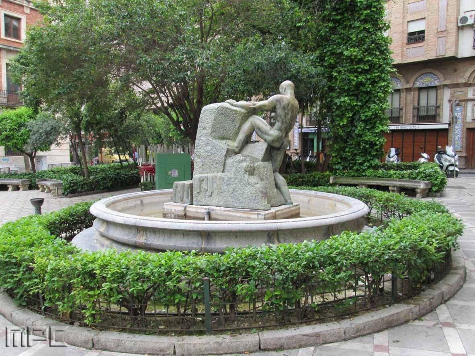 La Plaza Deán Mazas es punto neurálgico de reuniones en las tardes de Nochebuena y Fin de Año.