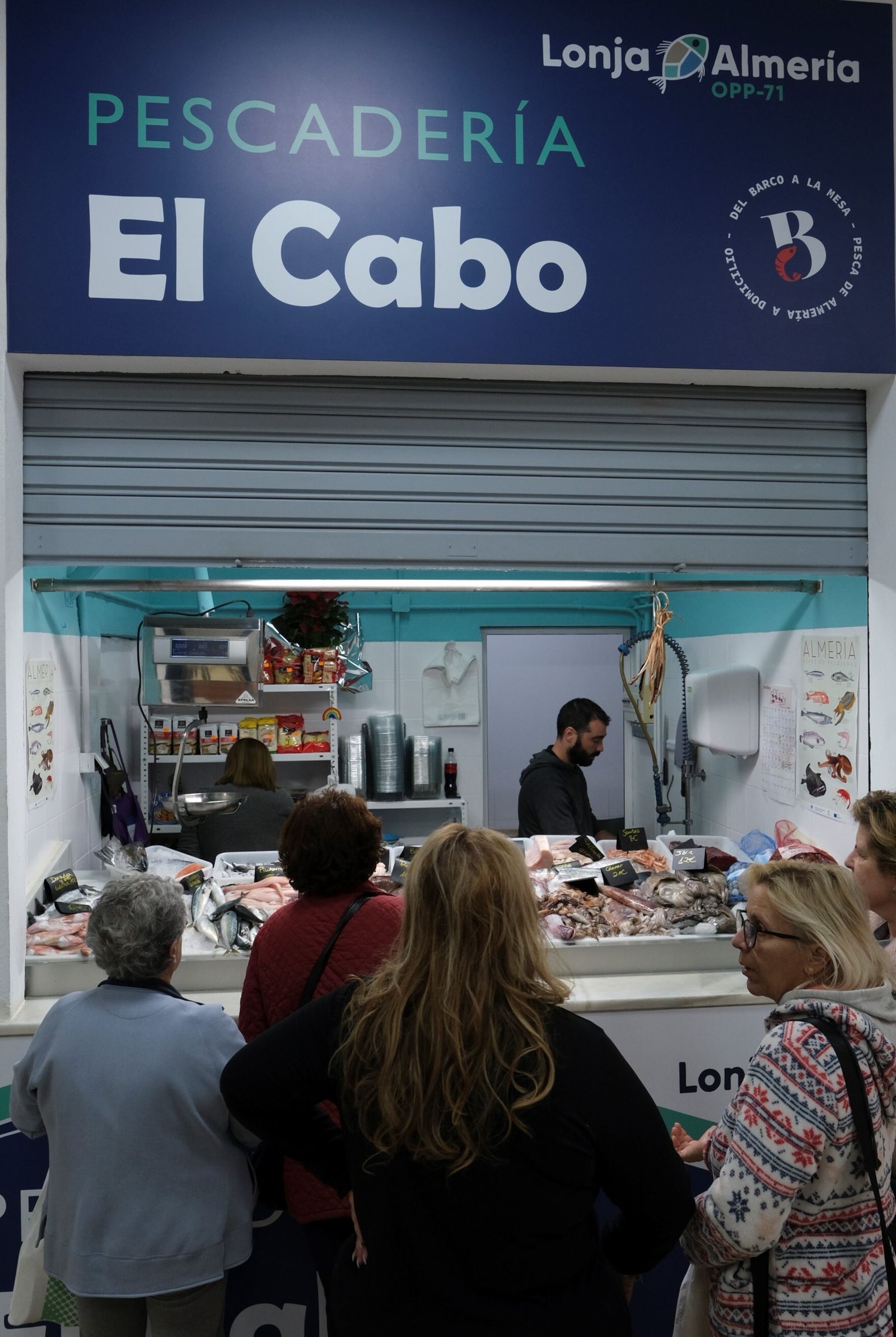 La pescadería El Cabo sirve a diario pescado fresco de la Lonja de Almería