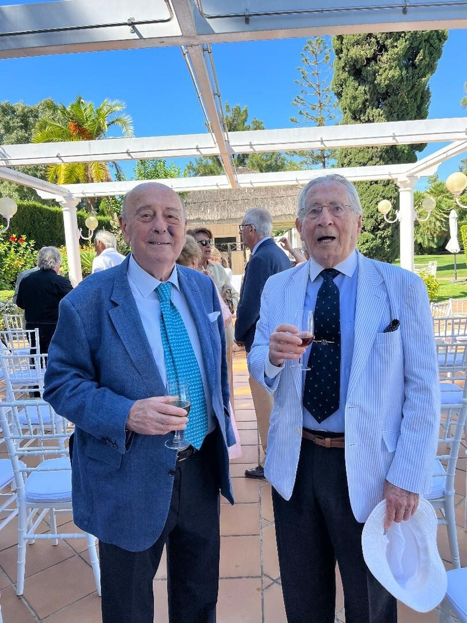 Paco Pérez con Enrique Ysasi, durante el cóctel en los jardines del Hotel Jerez.