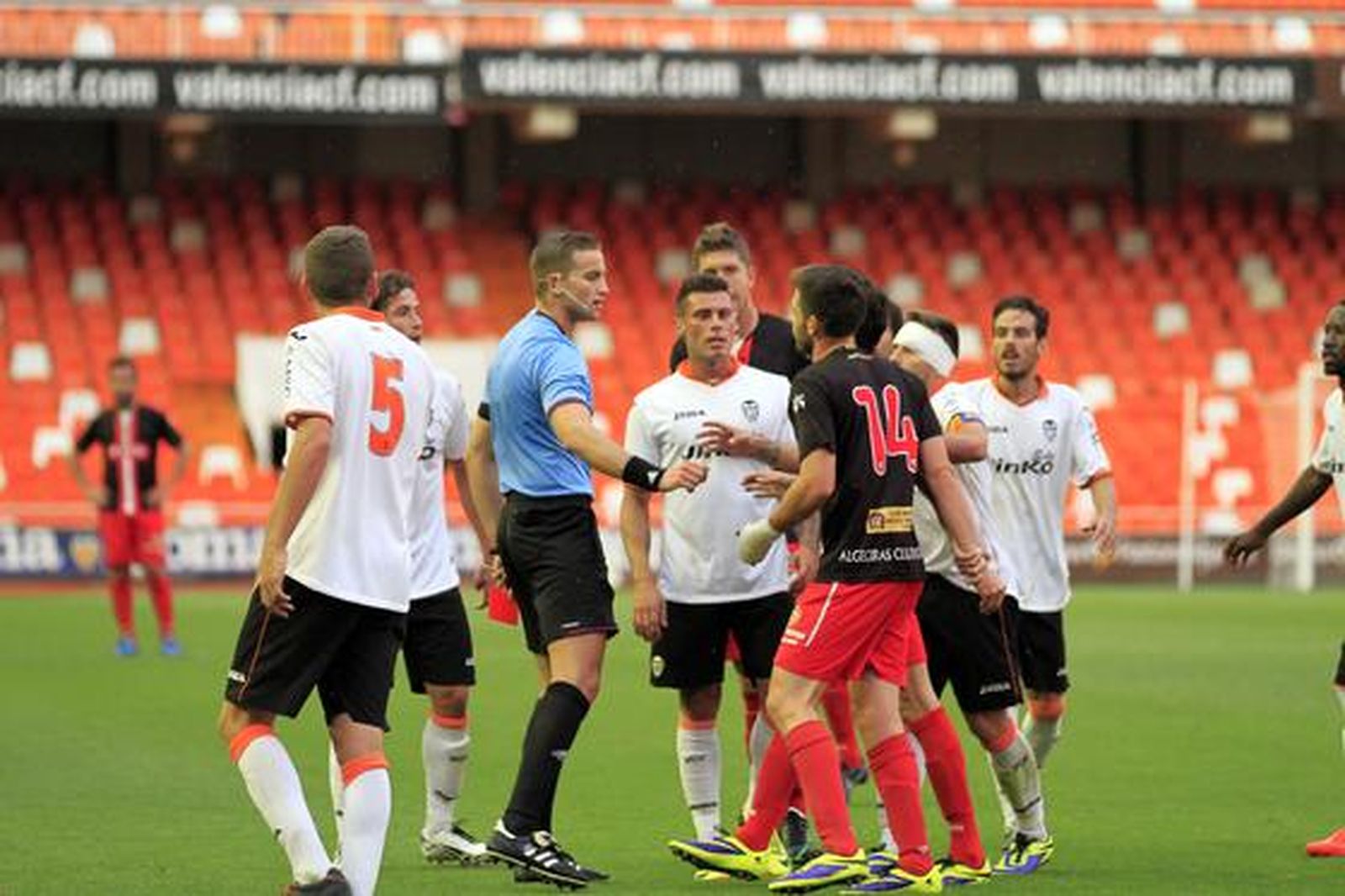 Los albirrojos consuman la pérdida de la categoría un año después de subir al caer en Valencia por 1-0

Foto: LOF