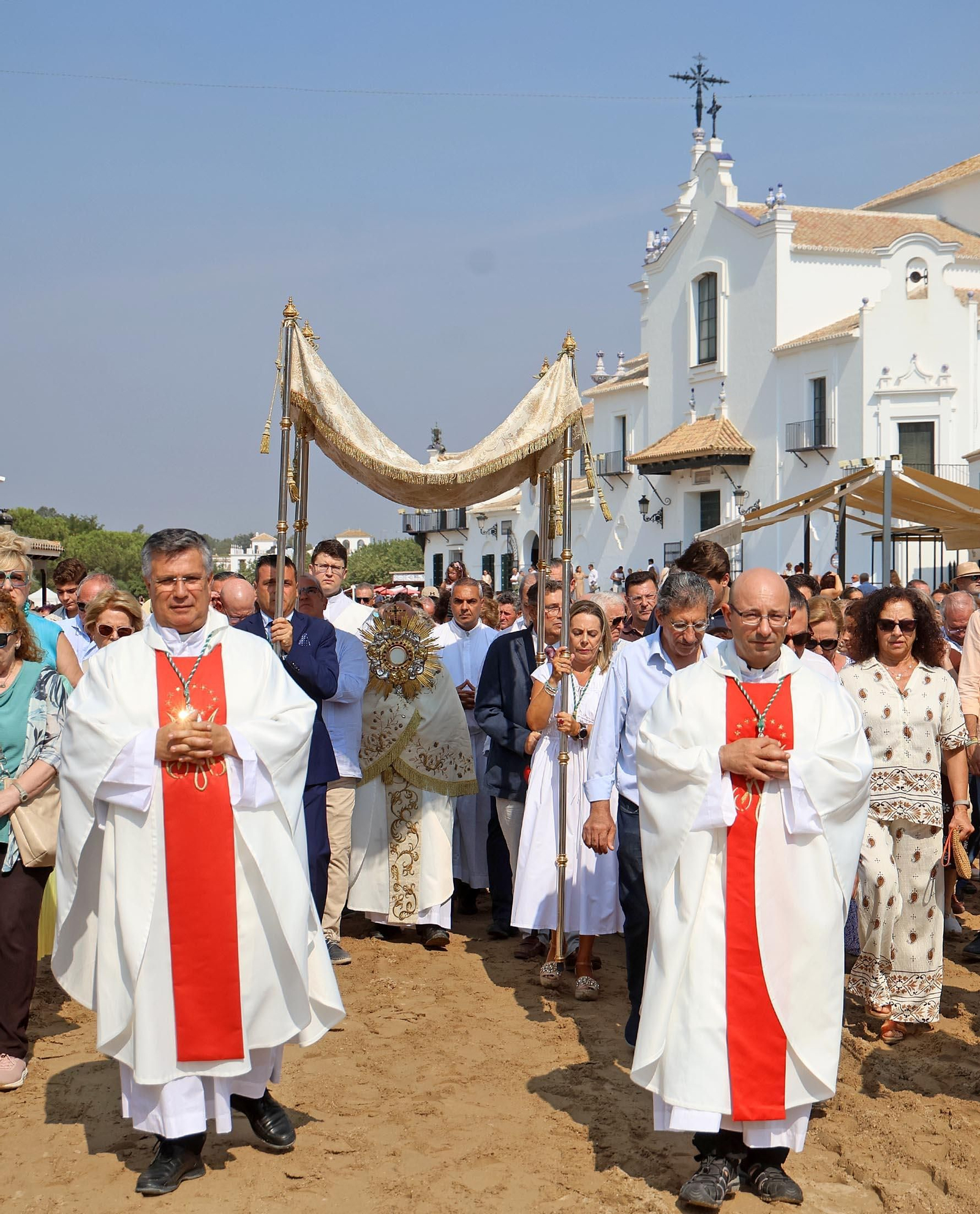 Rocío Chico 2025: Solemne Función Votiva y Procesión Eucarística, con el Santísimo bajo palio por el entorno del Santuario