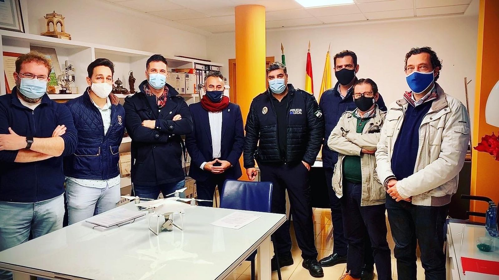 Foto de familia tras la firma del convenio de la Unidad Hermes con el Ayuntamiento de Isla Cristina.