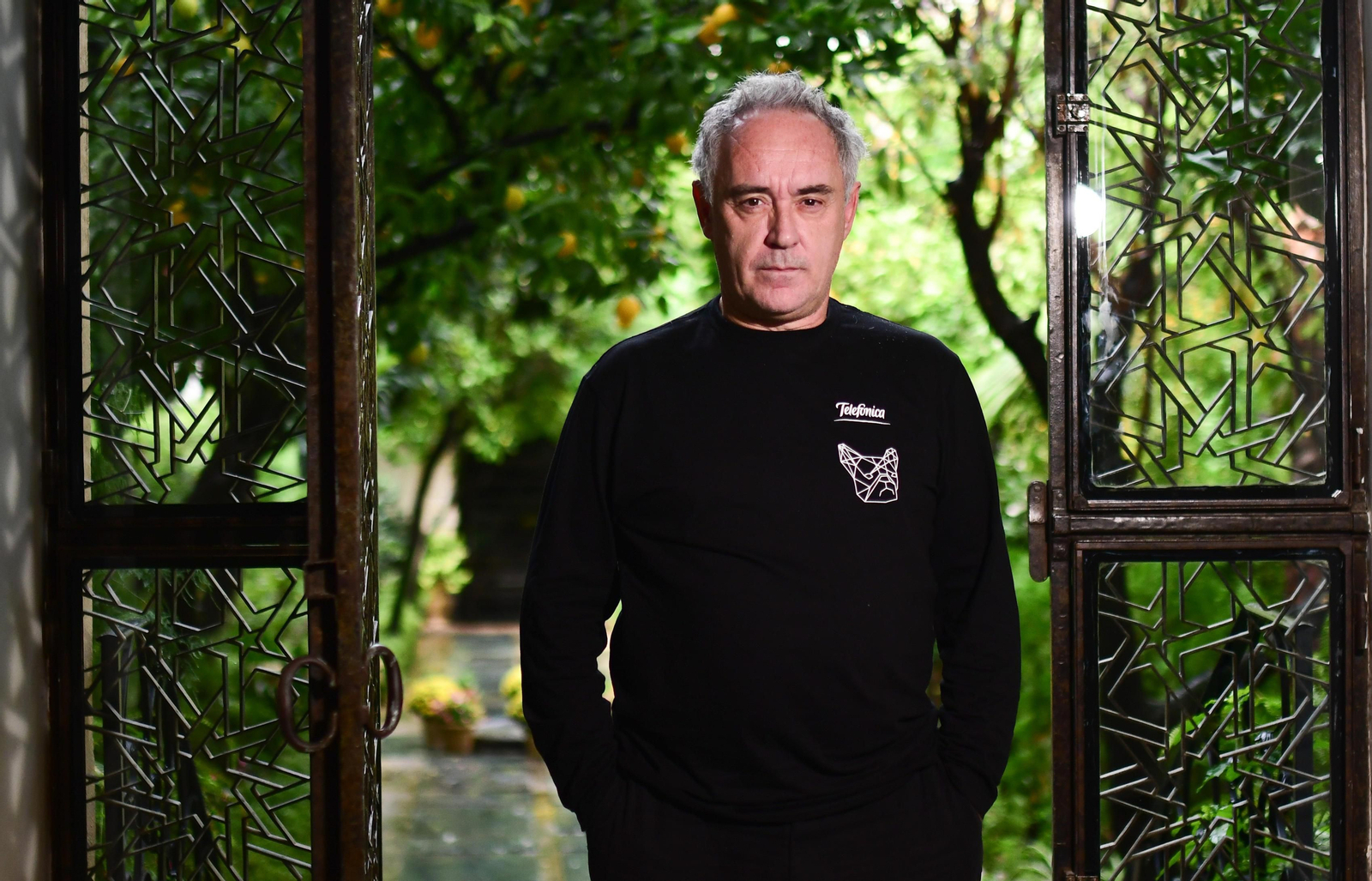 Ferran Adrià posa en uno de los patios del Hospes Palacio del Bailío.