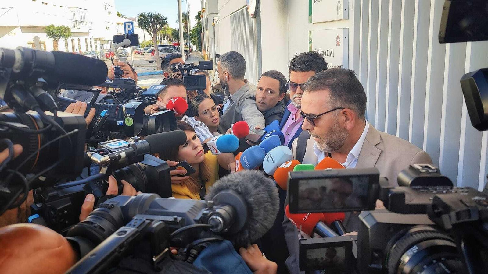 Abogados y numerosos medios a las puertas de los Juzgados de Barbate.