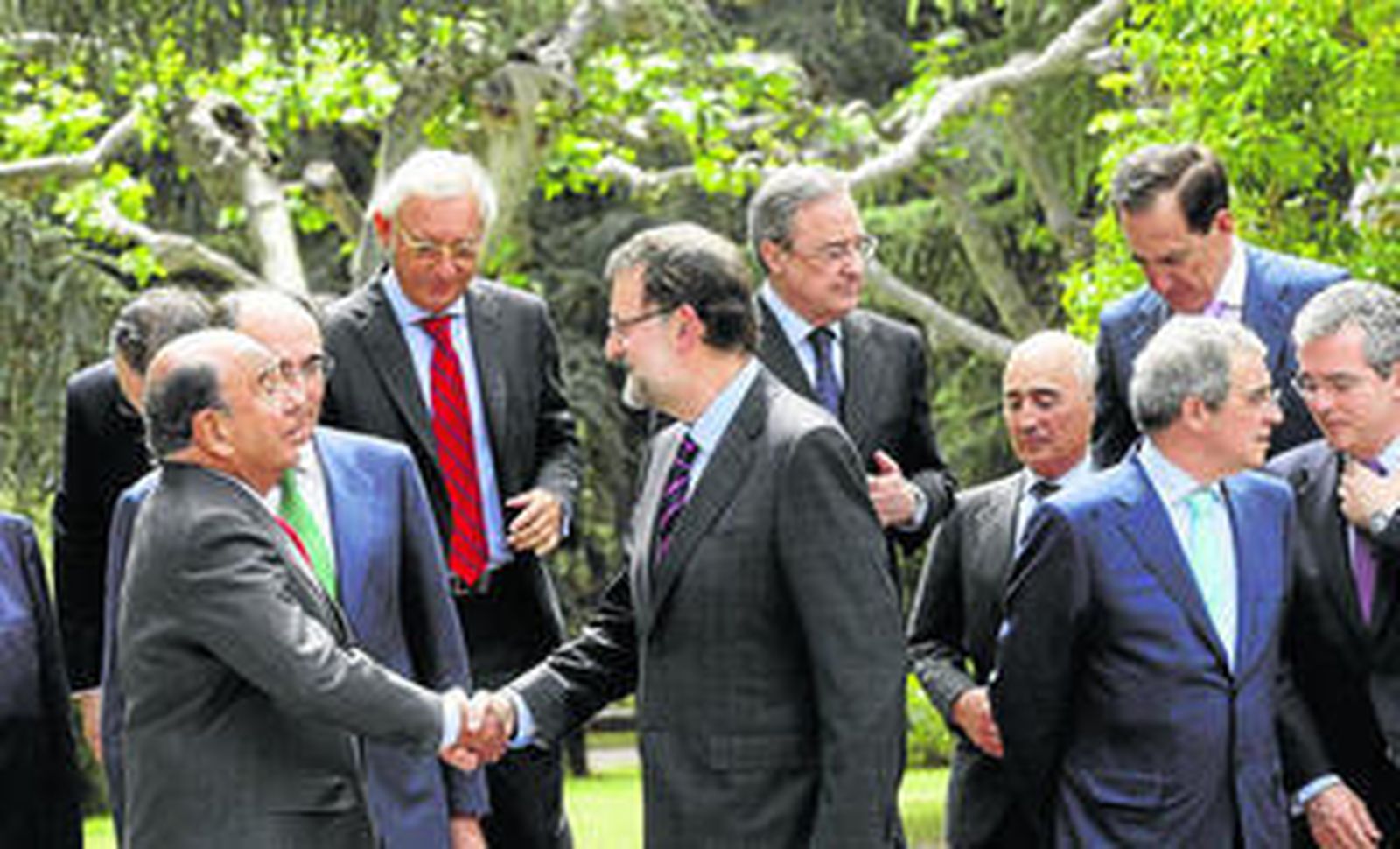 Rajoy saluda a Botín en Moncloa en un encuentro que celebró con el Consejo Empresarial para la Competitividad.